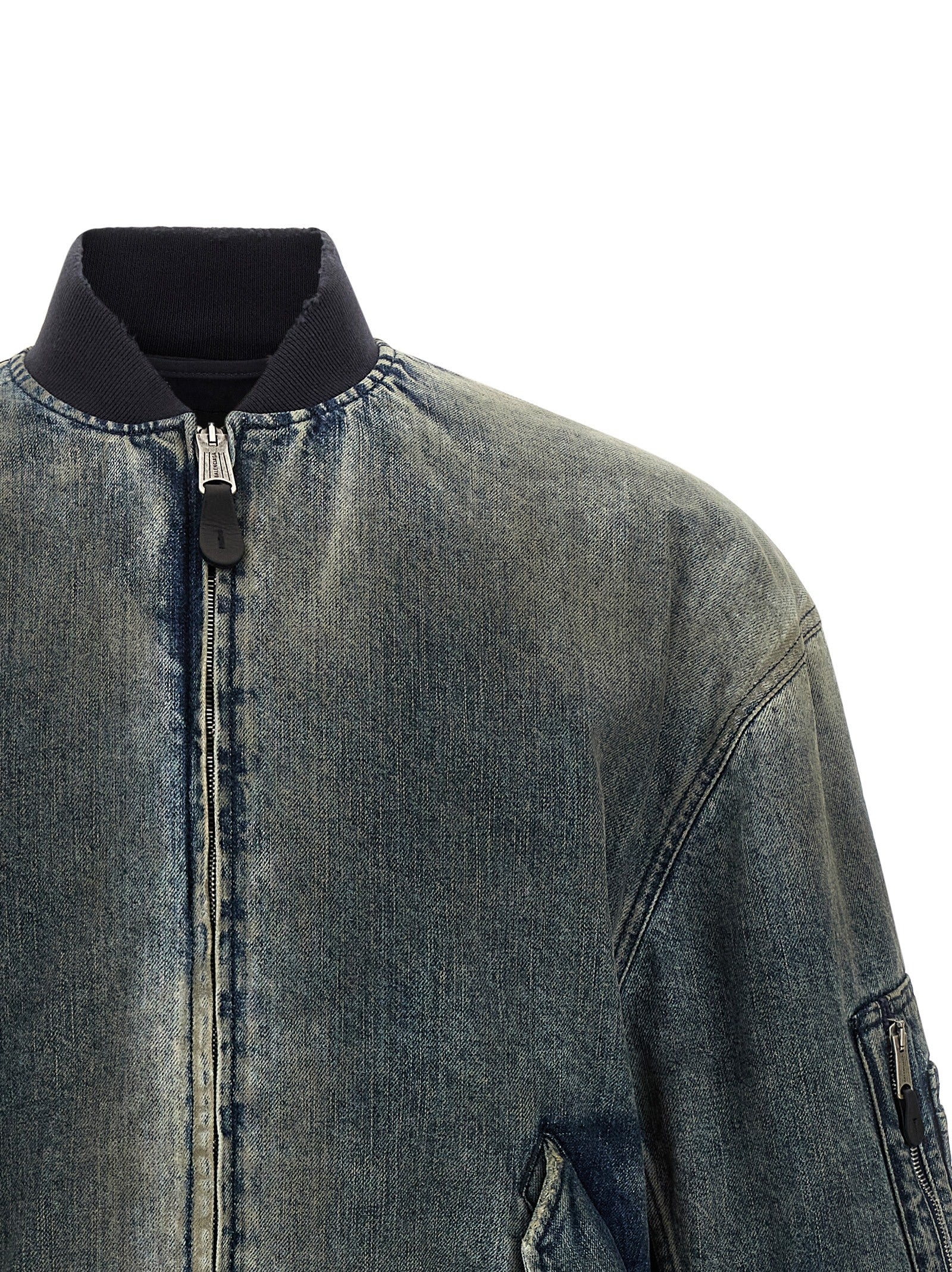 Veste bomber gris en polyester de Balenciaga, coupe moderne avec logo discret, vue de face.