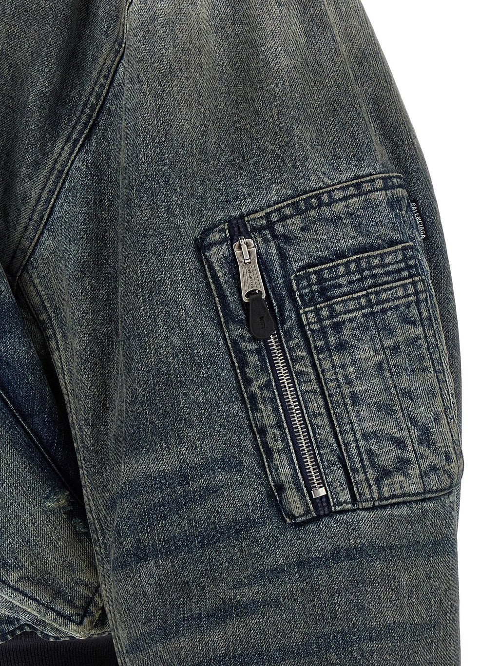 Veste bomber gris en polyester de Balenciaga, vue de face avec détails de couture et fermeture éclair visible.