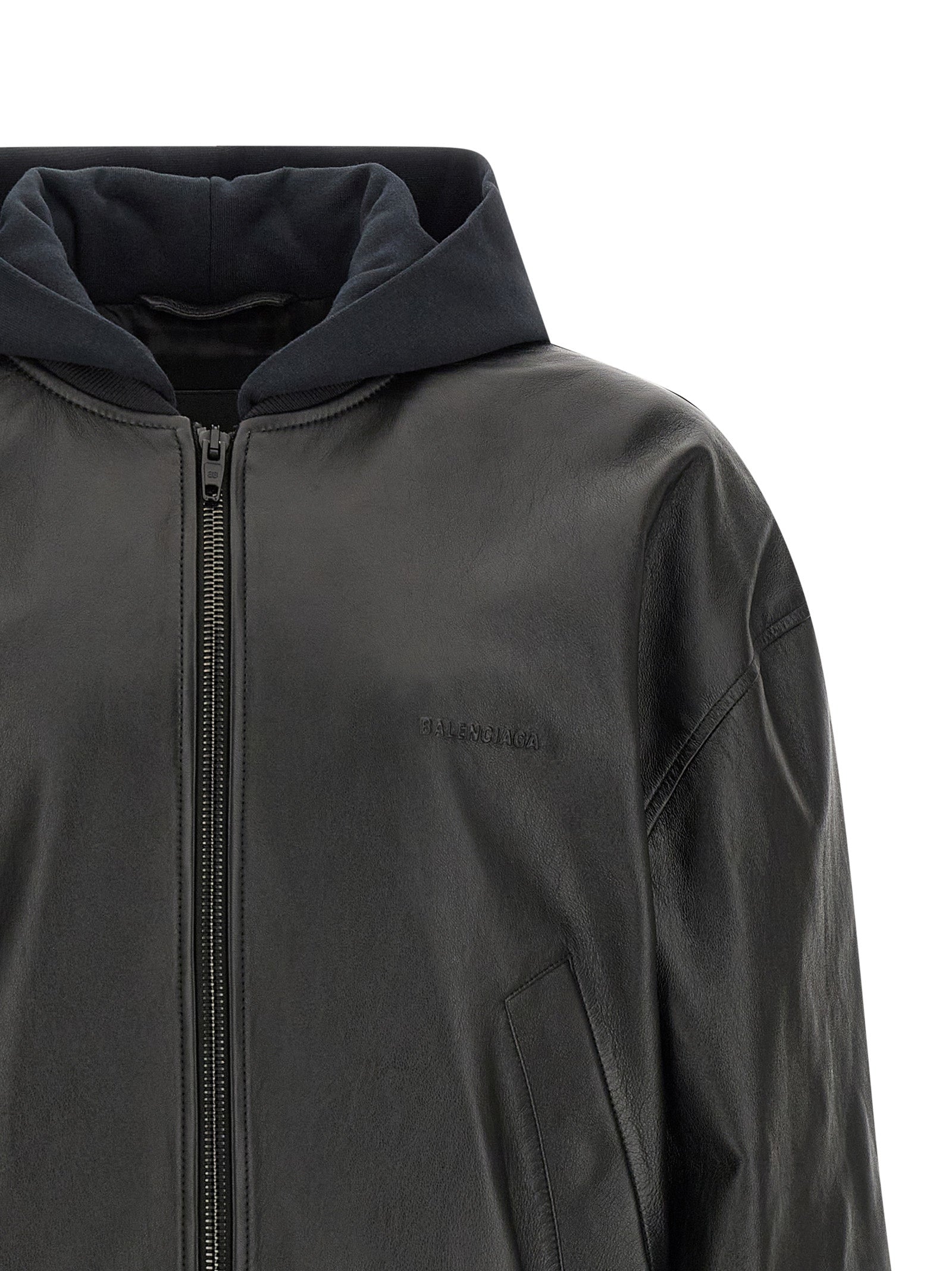 Veste en cuir d'agneau noire Balenciaga, coupe élégante et détails modernes, vue de face sur un mannequin.