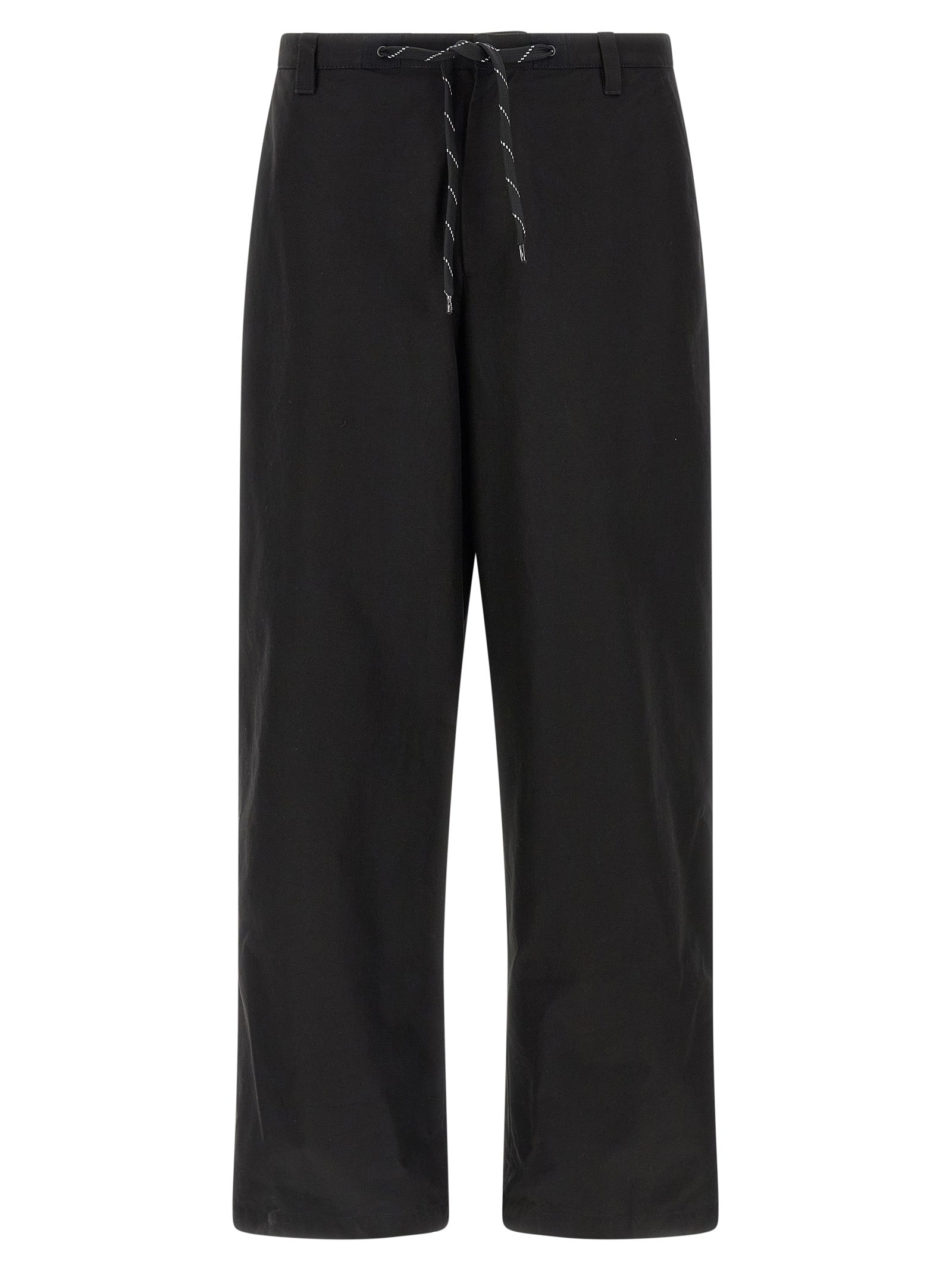 Pantalon chino en coton noir de Balenciaga, coupe classique, détails élégants, porté sur mannequin.