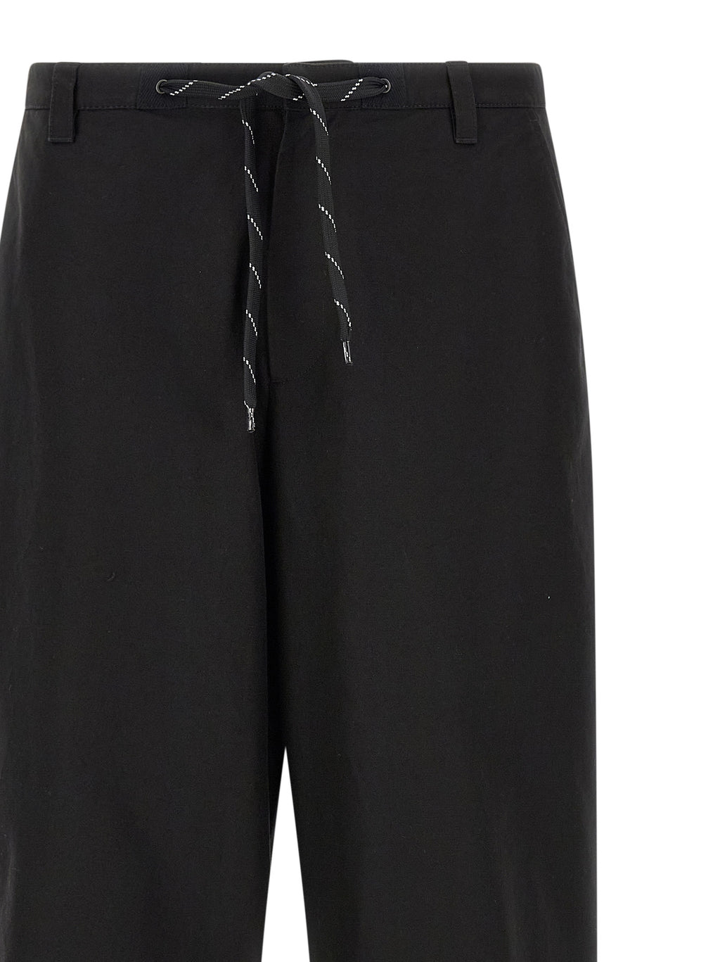 Pantalon chino en coton noir de Balenciaga, coupe classique, avec détails élégants et logo discret visible sur l'image.