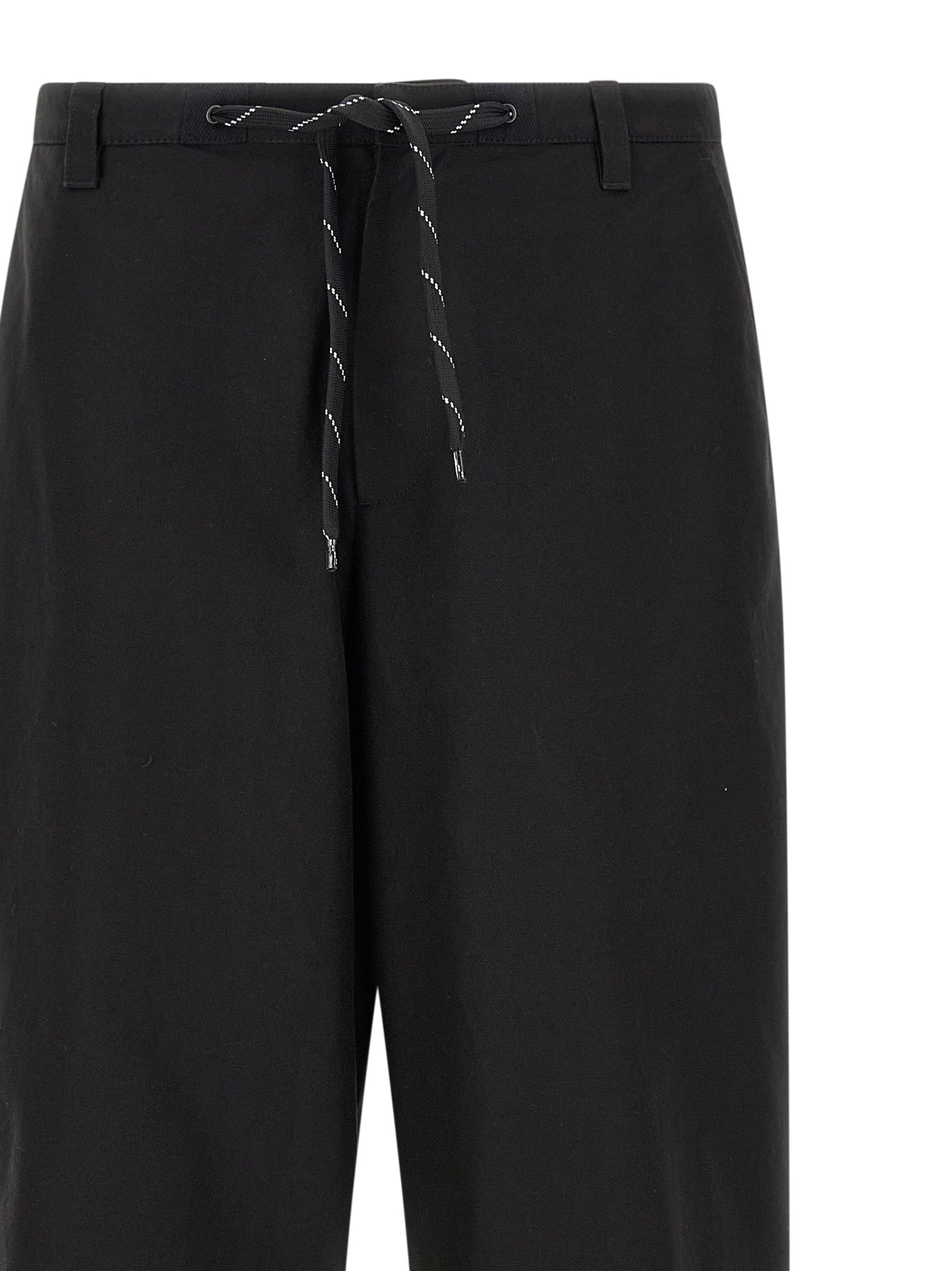Pantalon chino en coton noir de Balenciaga, coupe classique, avec détails élégants et logo discret visible sur l'image.