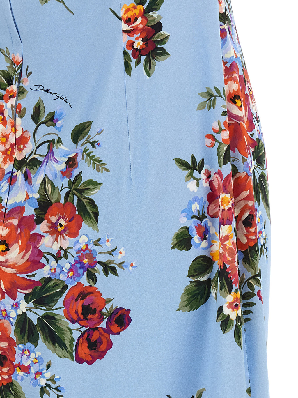 Robe midi en soie bleue de Dolce & Gabbana, élégante et fluide, portée avec des détails sophistiqués visibles sur l'image.