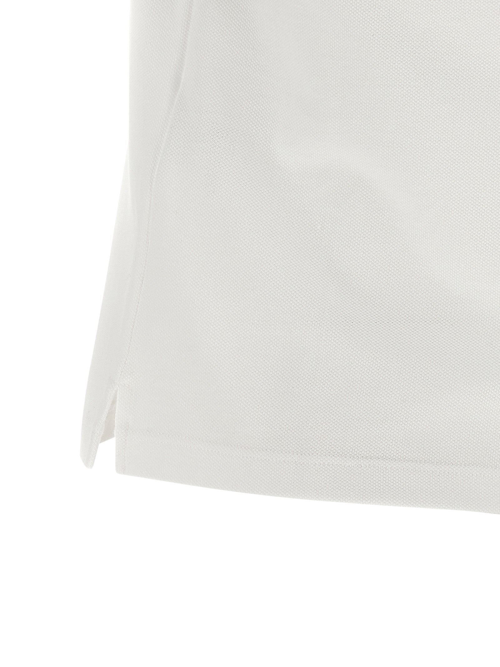 Chemise polo en coton bleu de la marque Versace, avec logo distinctif et design élégant visible sur le tissu.