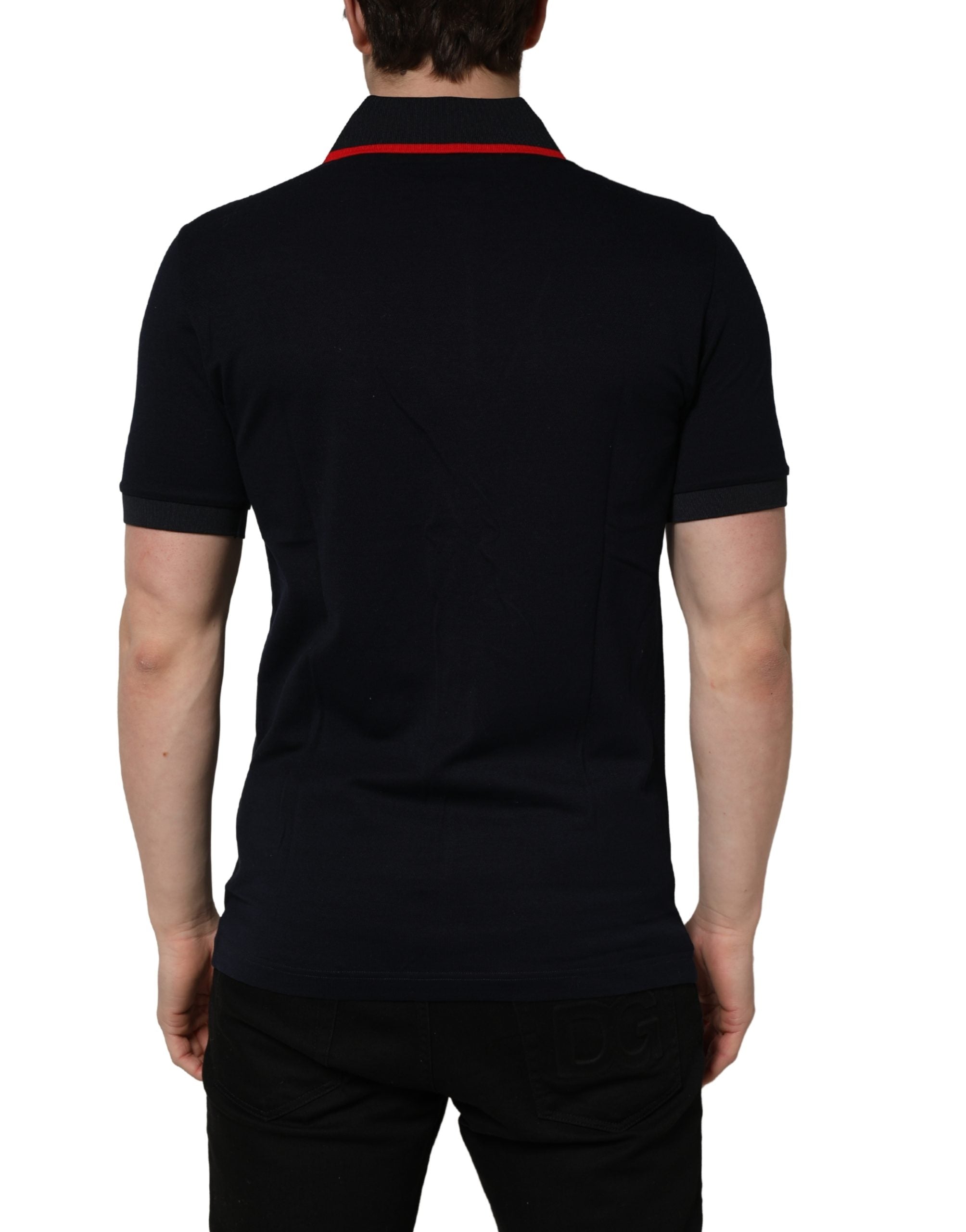 Polo à manches courtes noir Dolce & Gabbana avec logo DG imprimé, tissu confortable et style élégant.