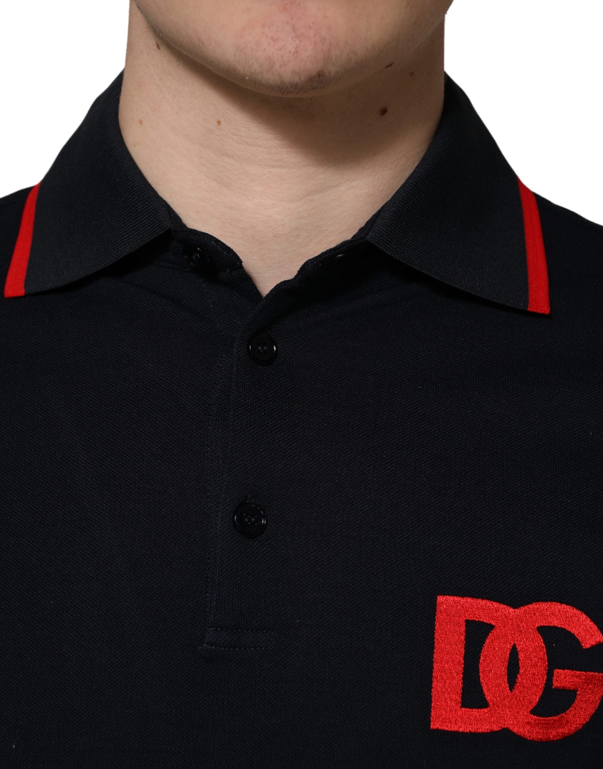 T-shirt polo à manches courtes noir Dolce & Gabbana avec logo DG imprimé, mode élégante et décontractée.