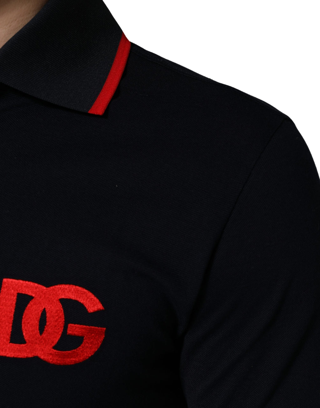 Polo à manches courtes Dolce & Gabbana noir avec logo DG imprimé, tissu confortable, style élégant et décontracté.