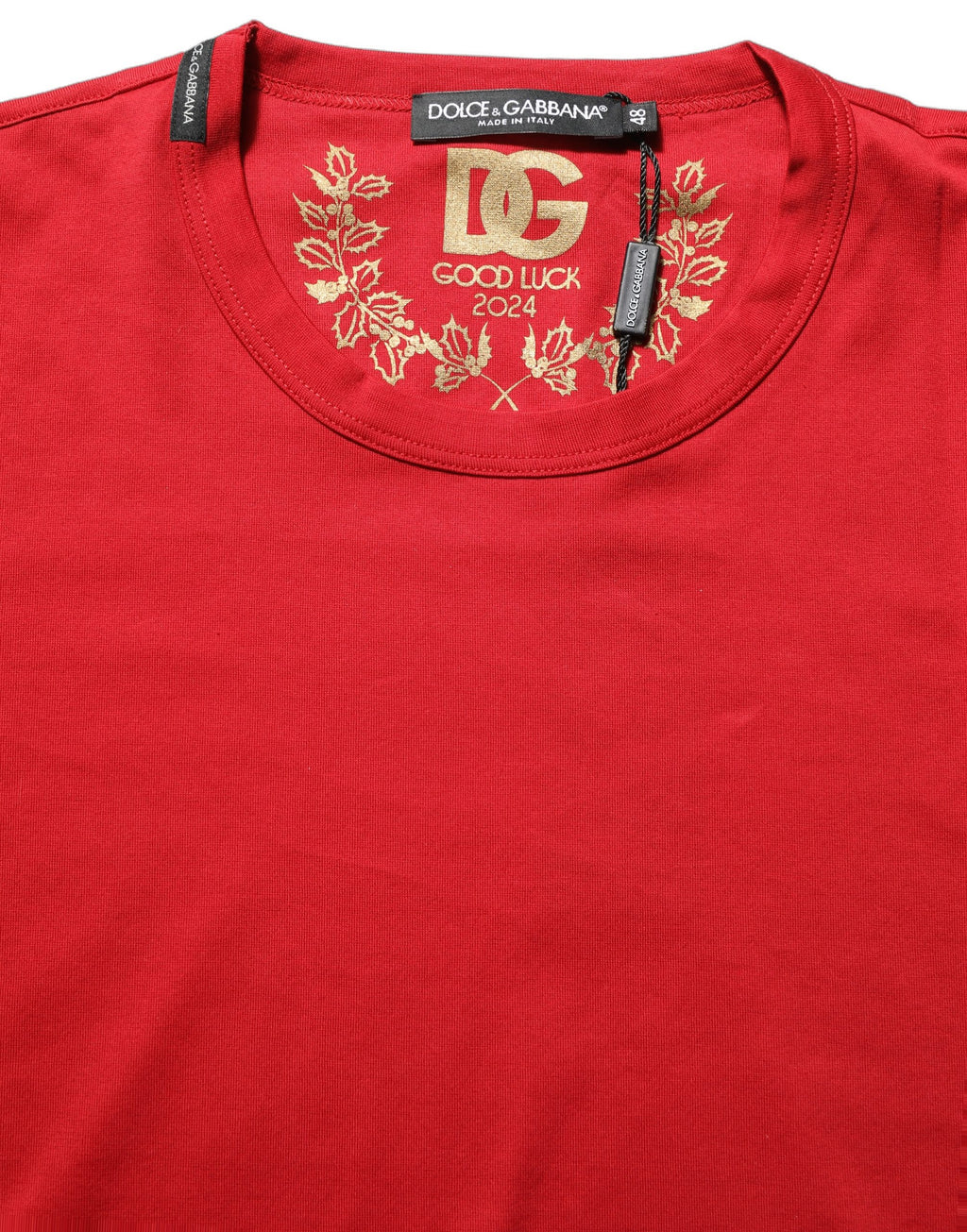 T-shirt en coton rouge Dolce & Gabbana Goodluck 2023 avec col ras du cou, logo et motifs de chance sur fond blanc.