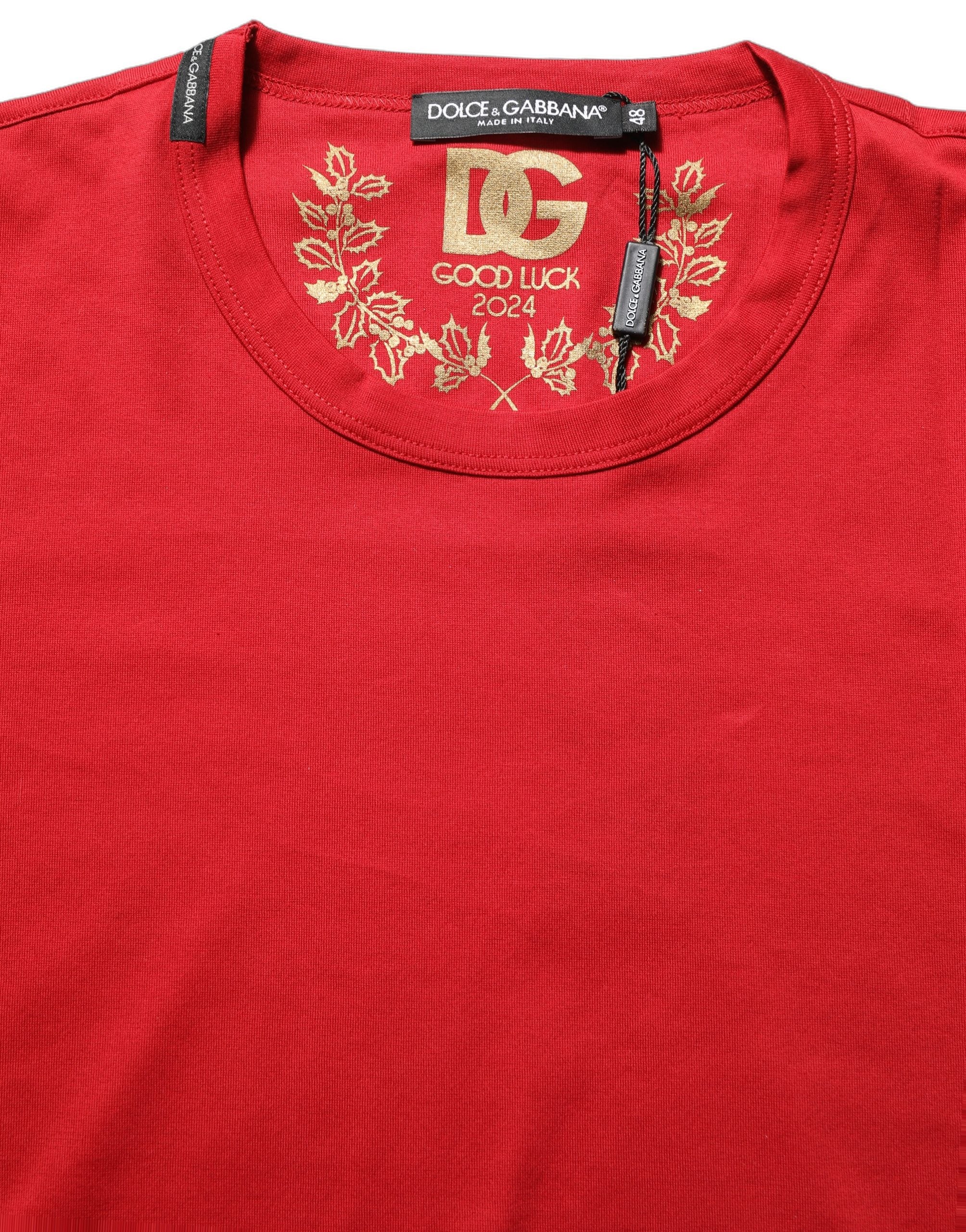 T-shirt en coton rouge Dolce & Gabbana Goodluck 2023 avec col ras du cou, logo et motifs de chance sur fond blanc.
