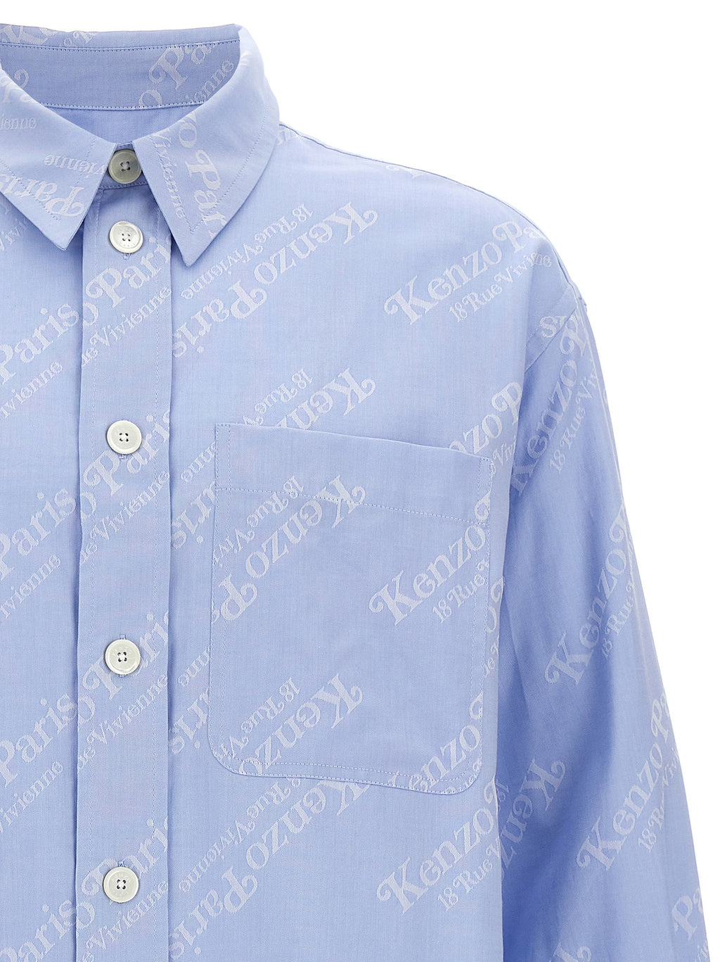 Chemise en coton bleu Kenzo avec détails élégants, vue rapprochée du tissu et du col, pour un style sophistiqué.