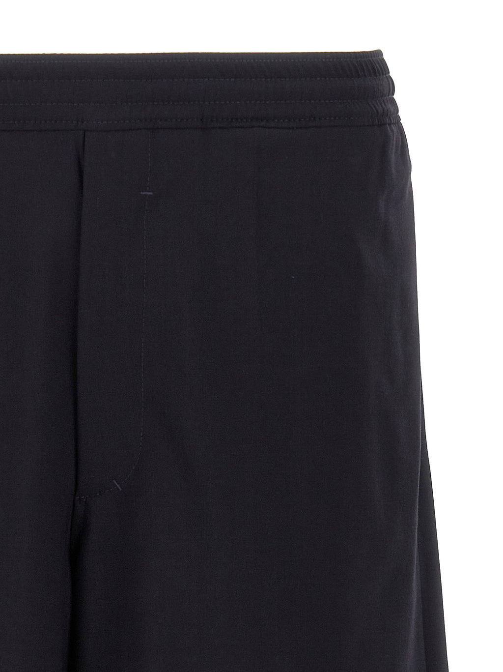 Shorts bermuda en élasthanne bleue de Givenchy, style élégant avec coupe ajustée, vue frontale sur un mannequin.