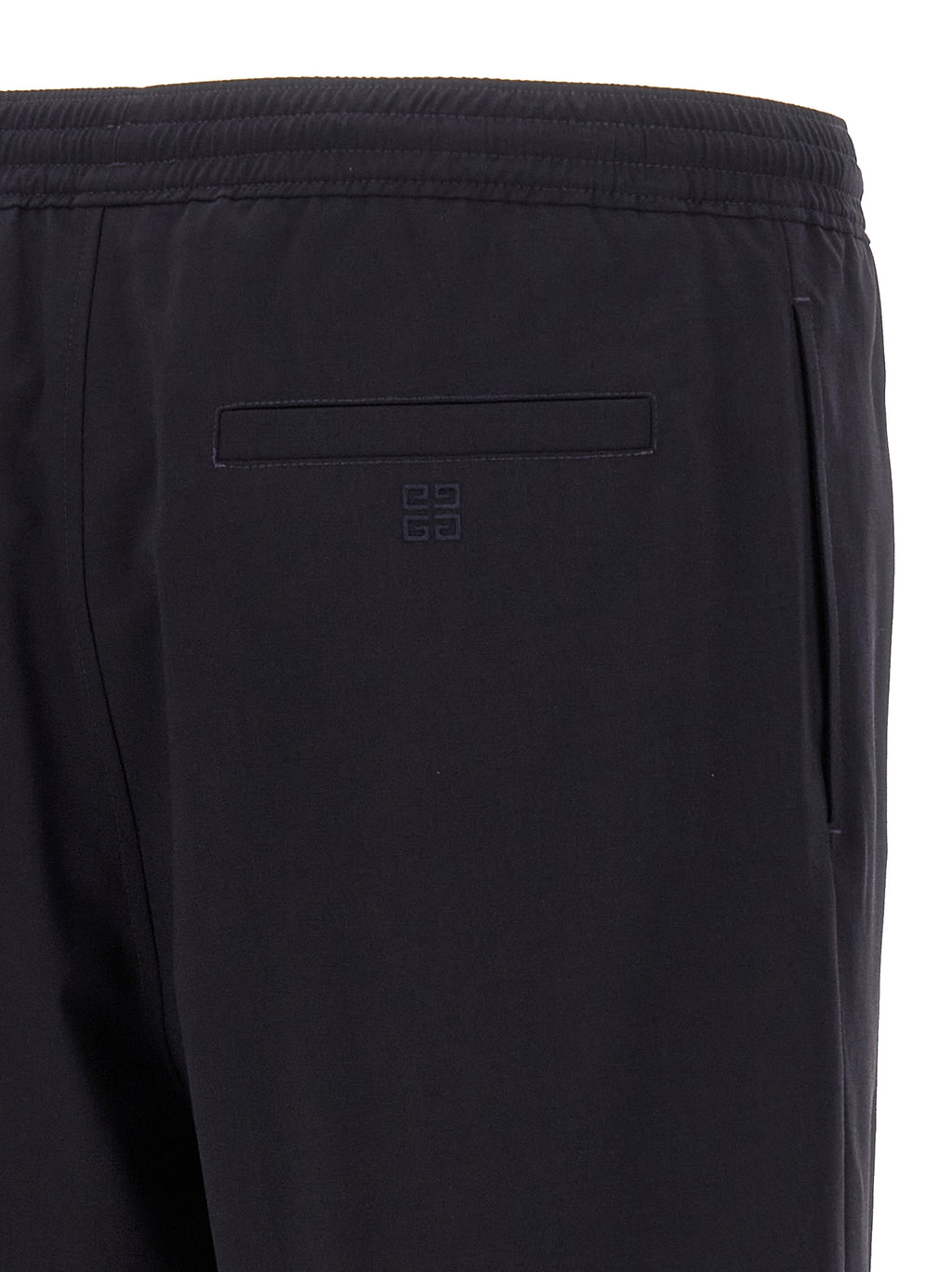 Shorts bermuda bleus en élasthanne de Givenchy, style élégant avec coupe ajustée, visibles en tissu et détails de la marque.