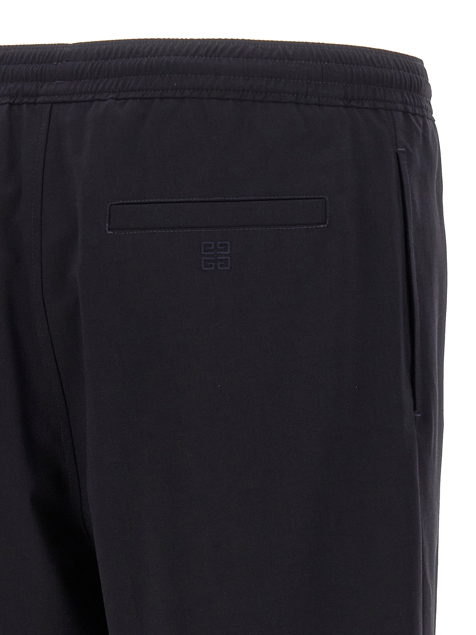 Shorts bermuda bleus en élasthanne de Givenchy, style élégant avec coupe ajustée, visibles en tissu et détails de la marque.