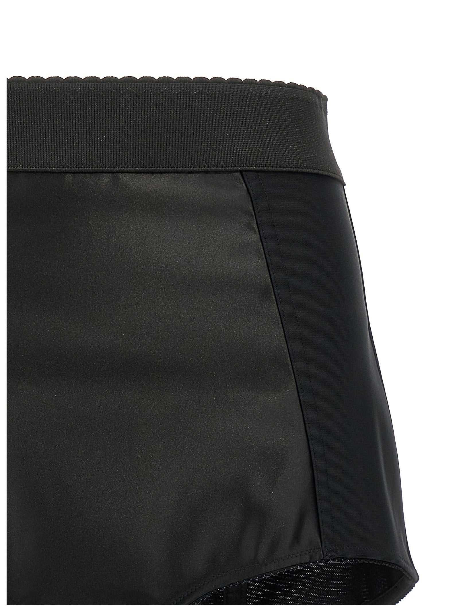 Shorts bermuda en polyamide noir de Dolce & Gabbana, style décontracté avec coupe moderne et détails élégants.