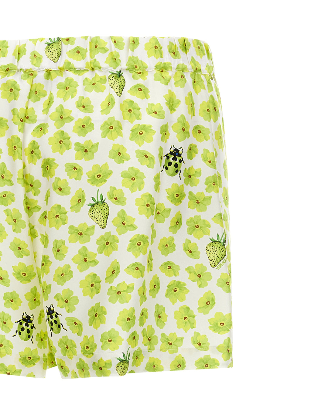 Shorts bermuda en soie multicolore de Versace, style élégant et luxe, avec motifs vibrants et détails sophistiqués.