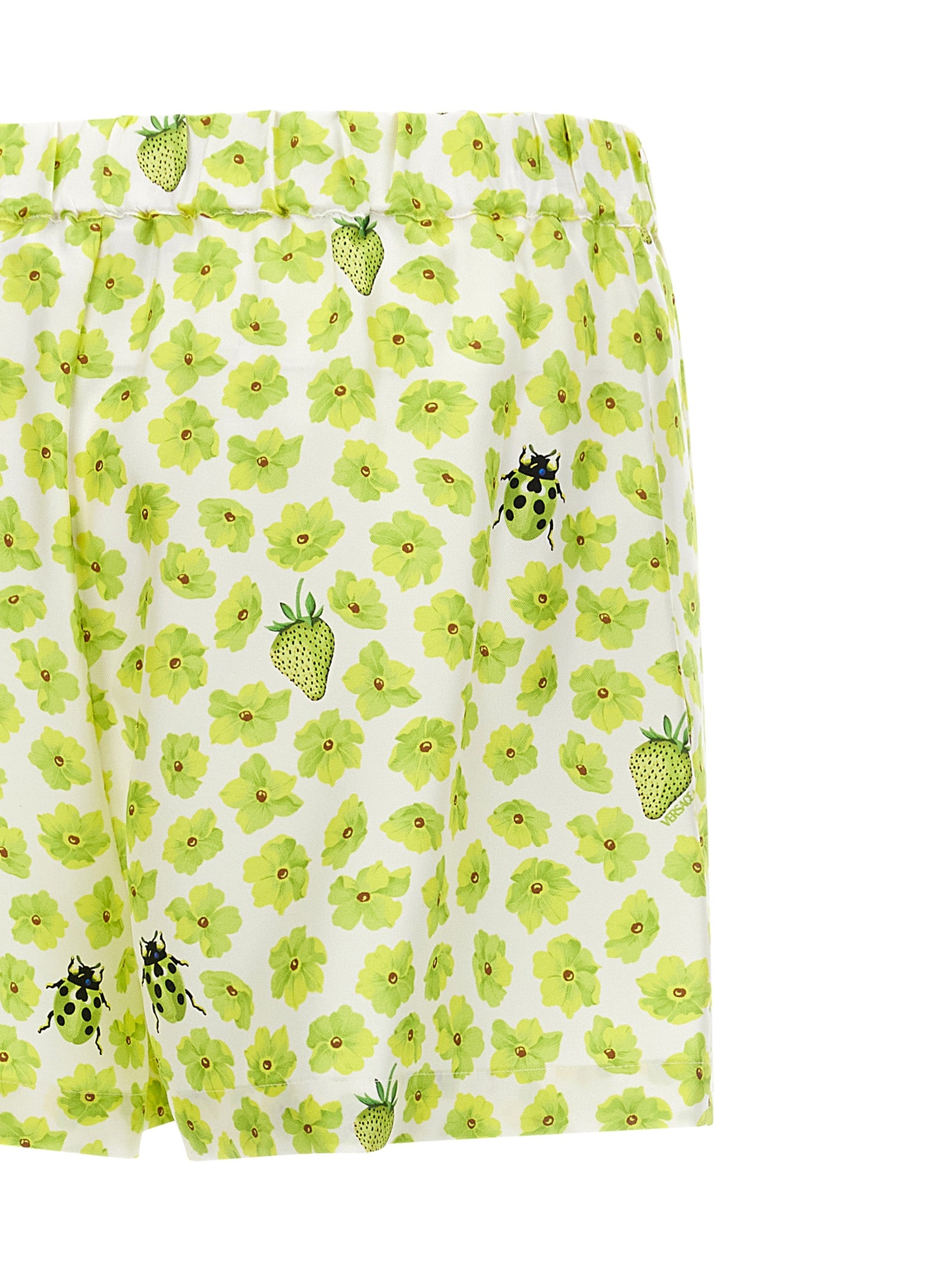 Shorts bermuda en soie multicolore de Versace, style élégant et luxe, avec motifs vibrants et détails sophistiqués.
