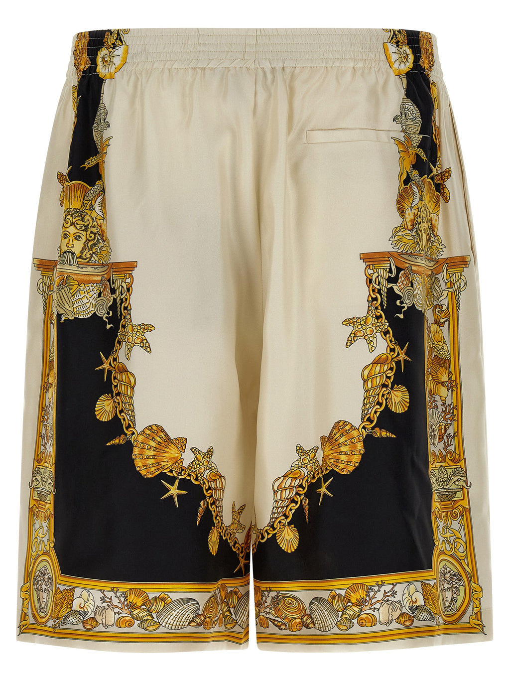 Shorts bermuda en soie multicolore de Versace, avec motif coloré et logo, visibles sur fond neutre.