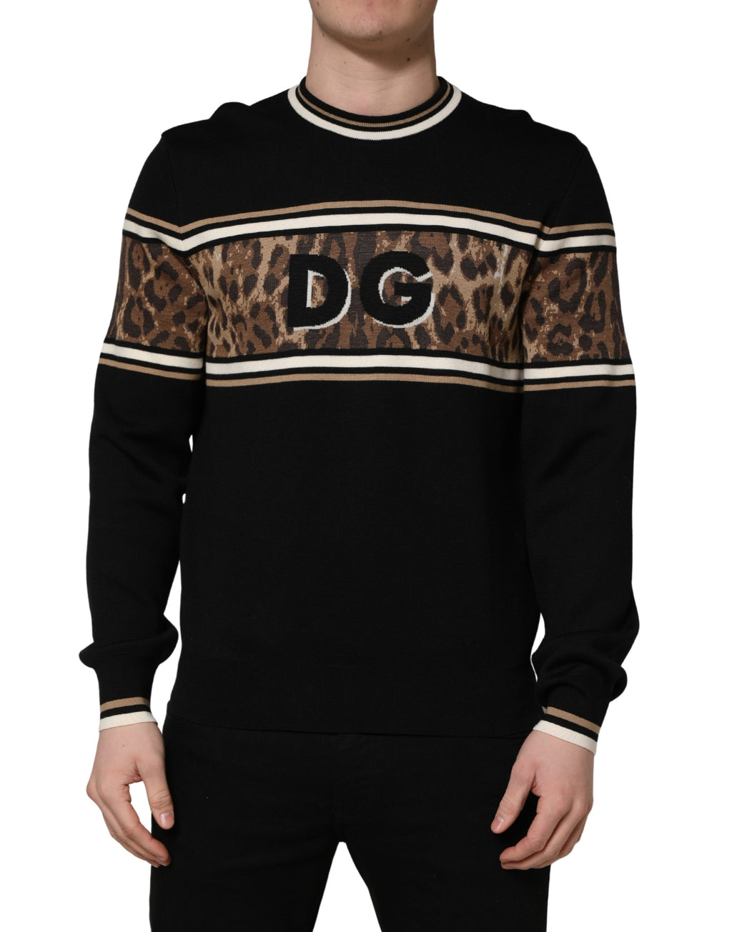 Pull homme Dolce & Gabbana en laine noire avec motif léopard, col rond et coupe classique, visible en détail dans l'image.