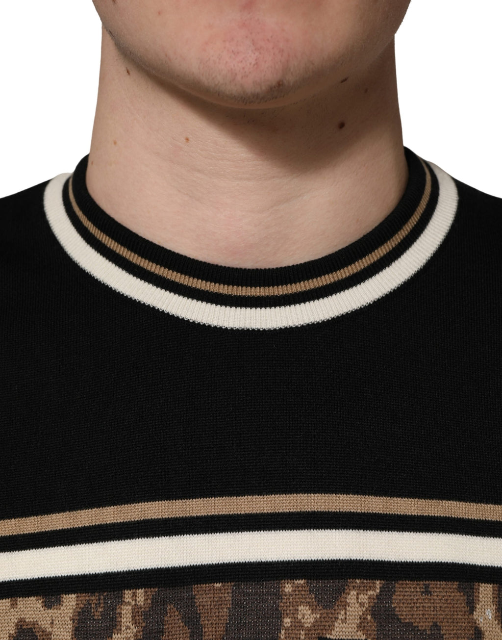 Pull homme Dolce & Gabbana en laine noire avec motif léopard, col rond et coupe confortable.
