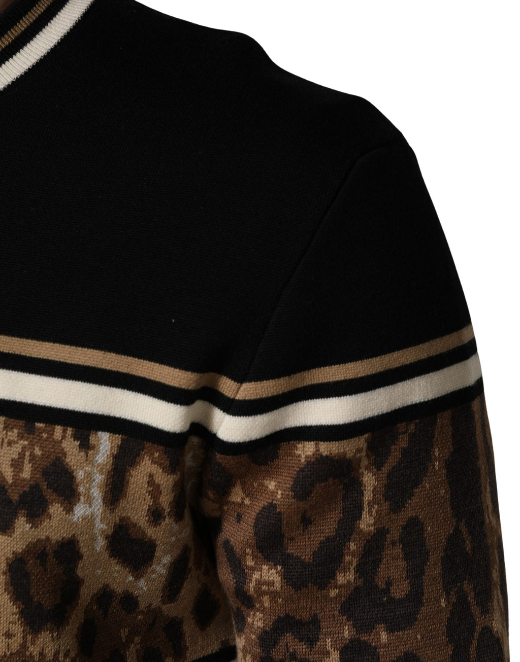 Pull-over homme Dolce & Gabbana en laine noire avec motif léopard, col rond, style élégant et confortable.