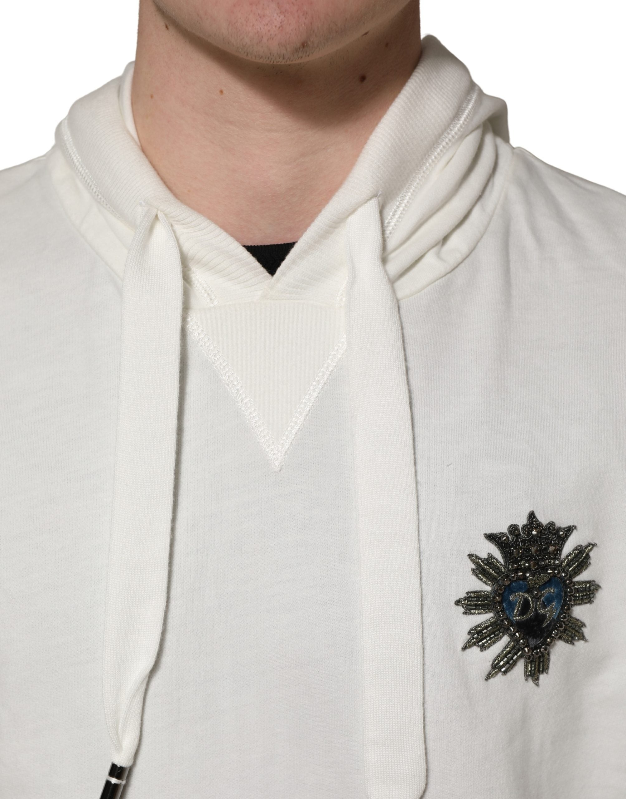 Sweat à capuche en coton blanc de Dolce & Gabbana avec logo, porté sur mannequin, détails de couture visibles.