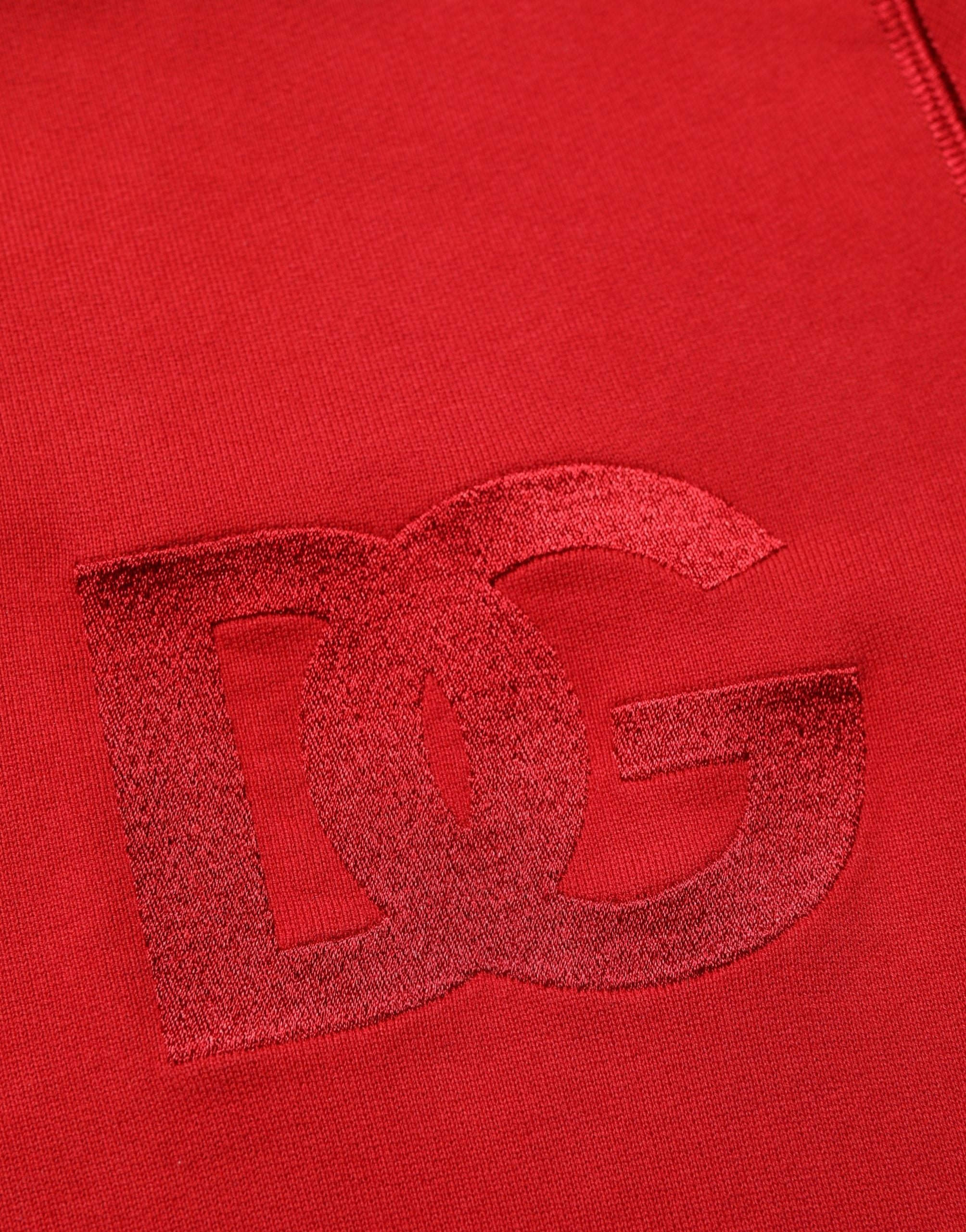 Sweat à capuche Dolce & Gabbana rouge brodé avec logo, zip complet, en coton, porté sur mannequin.