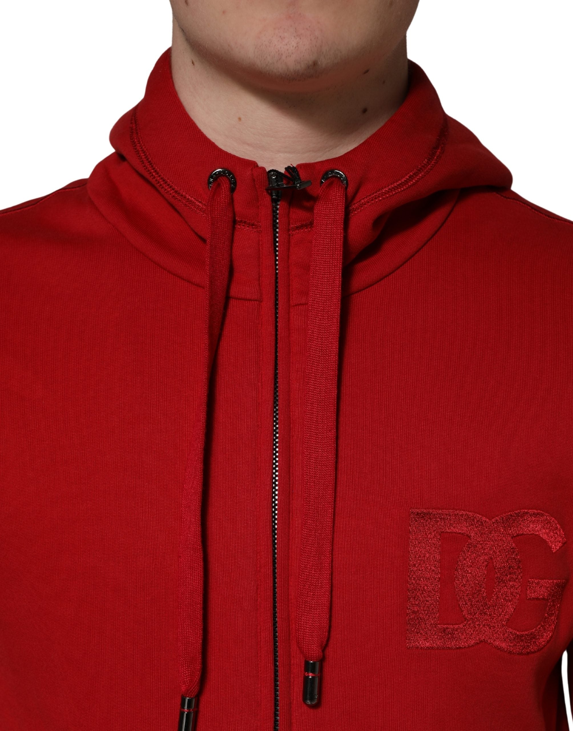 Sweat à capuche Dolce & Gabbana rouge avec logo brodé, fermeture éclair intégrale, tissu confortable et style élégant.