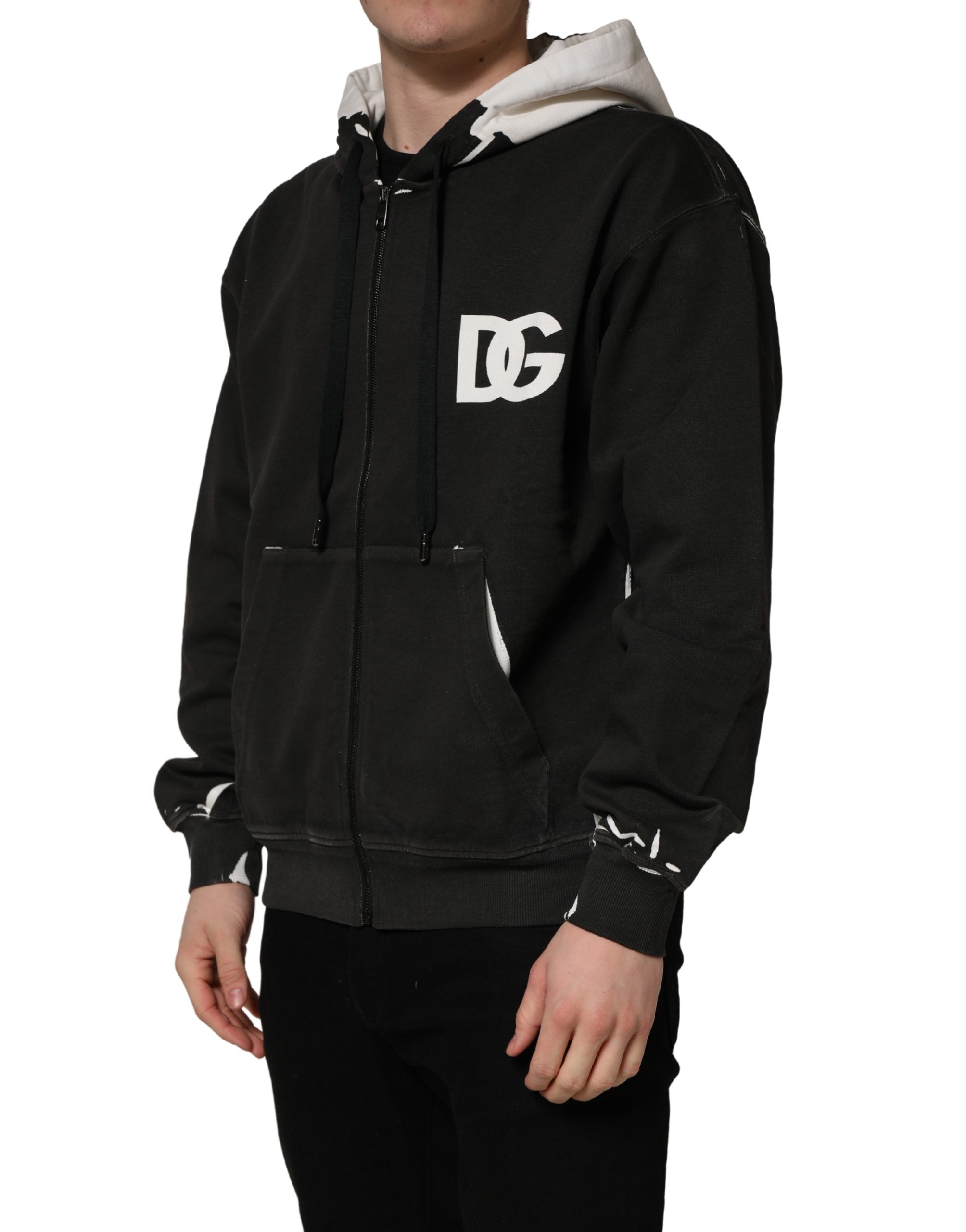 Sweat à capuche noir Dolce & Gabbana en coton avec logo, fermeture éclair complète, porté sur un mannequin.