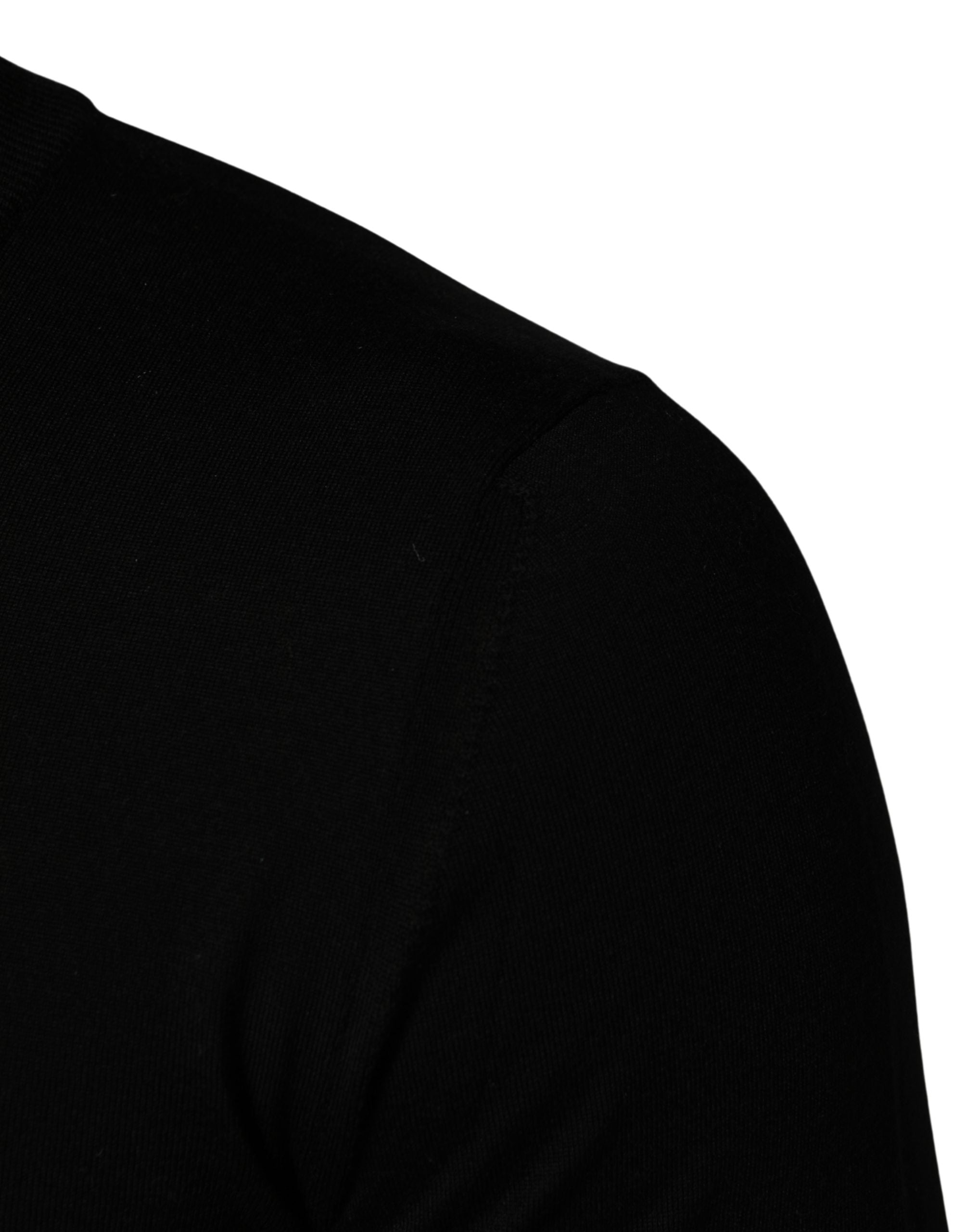 Pull noir Dolce & Gabbana en maille avec logo brodé, col rond et design élégant visible sur l’image.