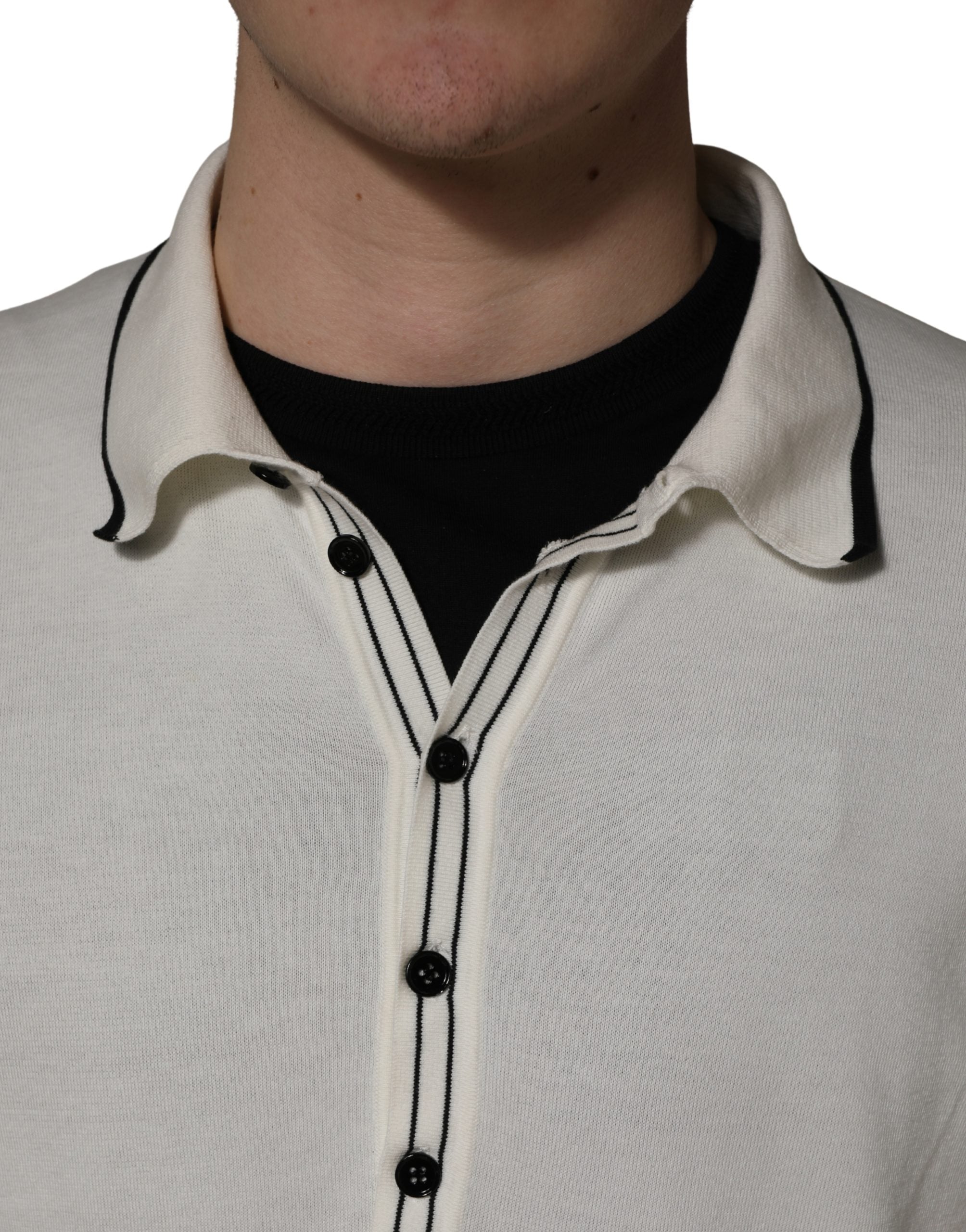 Pull à col polo blanc pour homme de Dolce & Gabbana en coton mélangé, détail élégant et tissu confortable visible.