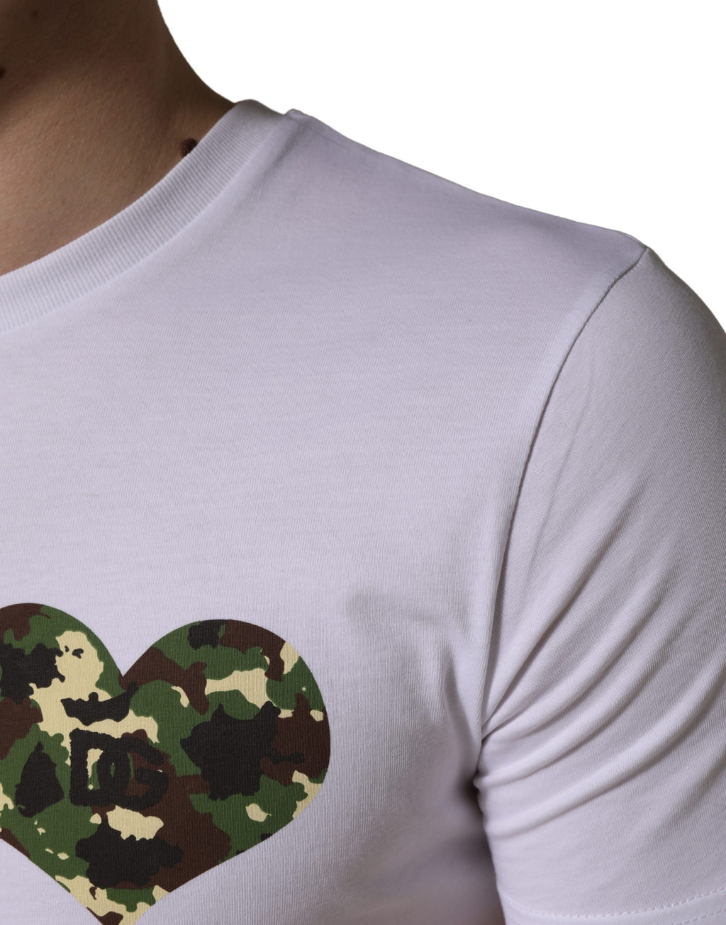 T-shirt blanc Dolce & Gabbana pour homme avec motif cœur en camouflage et patch, style tendance et original.
