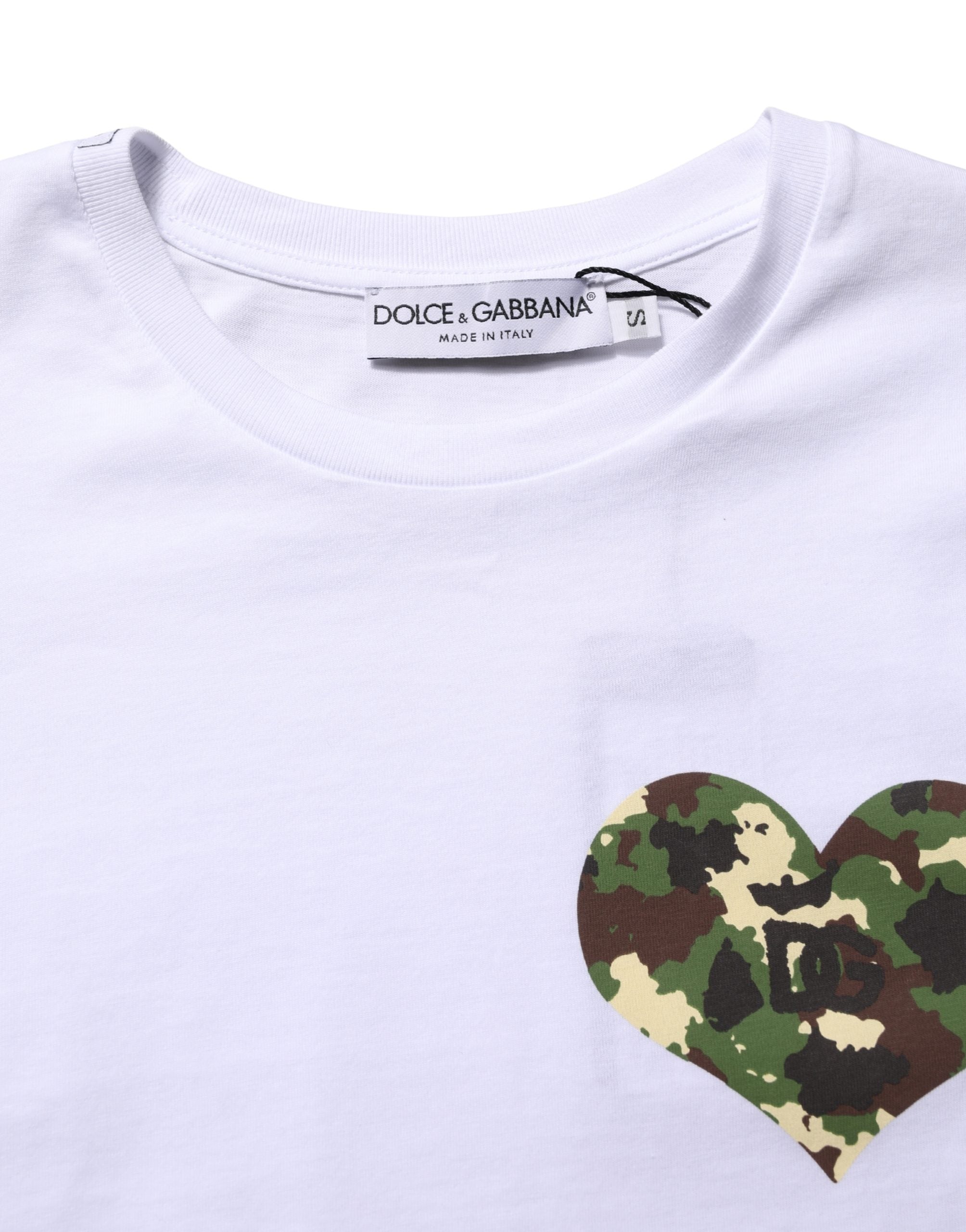 T-shirt homme blanc Dolce & Gabbana avec cœur en camouflage, motif patch, style décontracté et tendance.