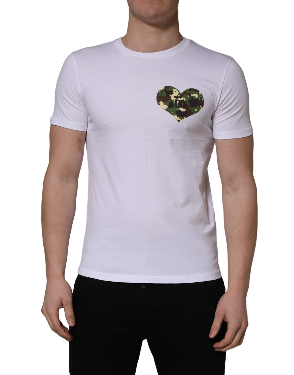 T-shirt homme Dolce & Gabbana blanc avec cœur en camouflage, motif patch, style décontracté, col rond, tissu coton.
