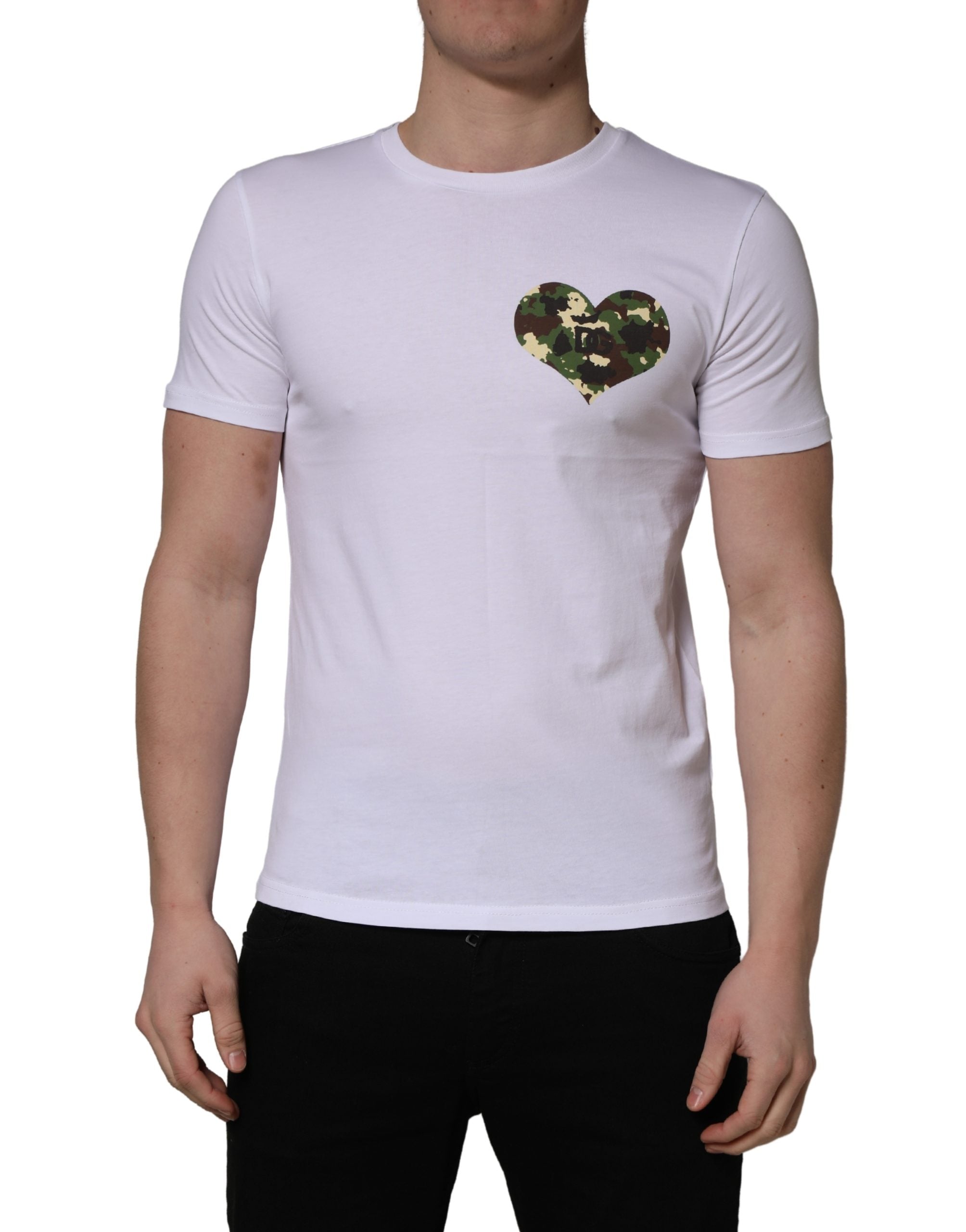 T-shirt homme Dolce & Gabbana blanc avec cœur en camouflage, motif patch, style décontracté, col rond, tissu coton.