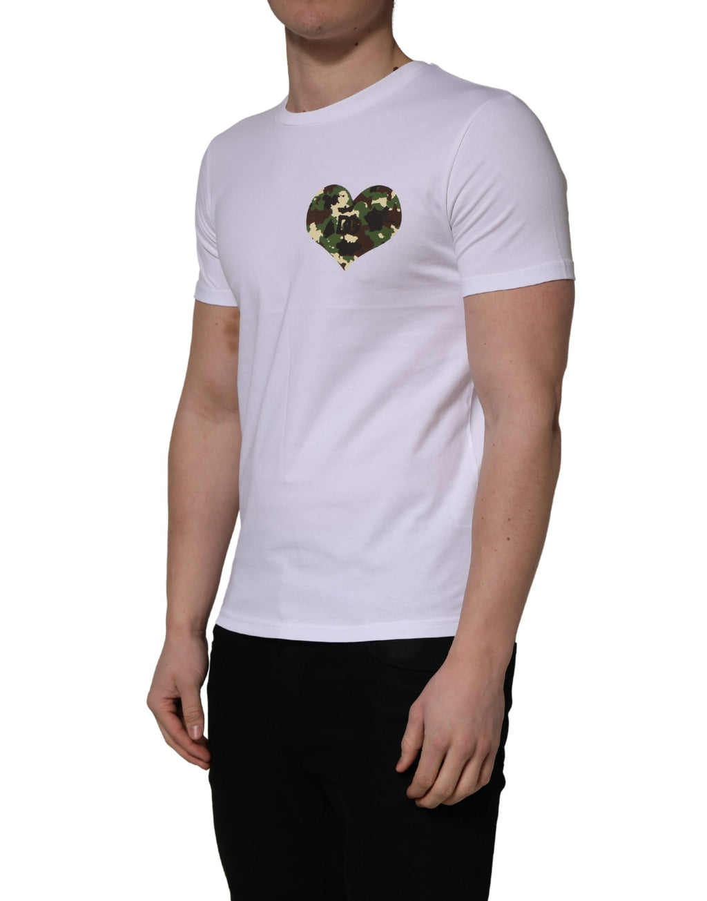 T-shirt homme blanc Dolce & Gabbana avec motif camouflage en forme de cœur, design tendance et logo Dolce & Gabbana visible.