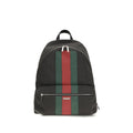 Sac à dos en tissu noir Gucci, avec logo emblématique, porté sur l'épaule, vue de face.