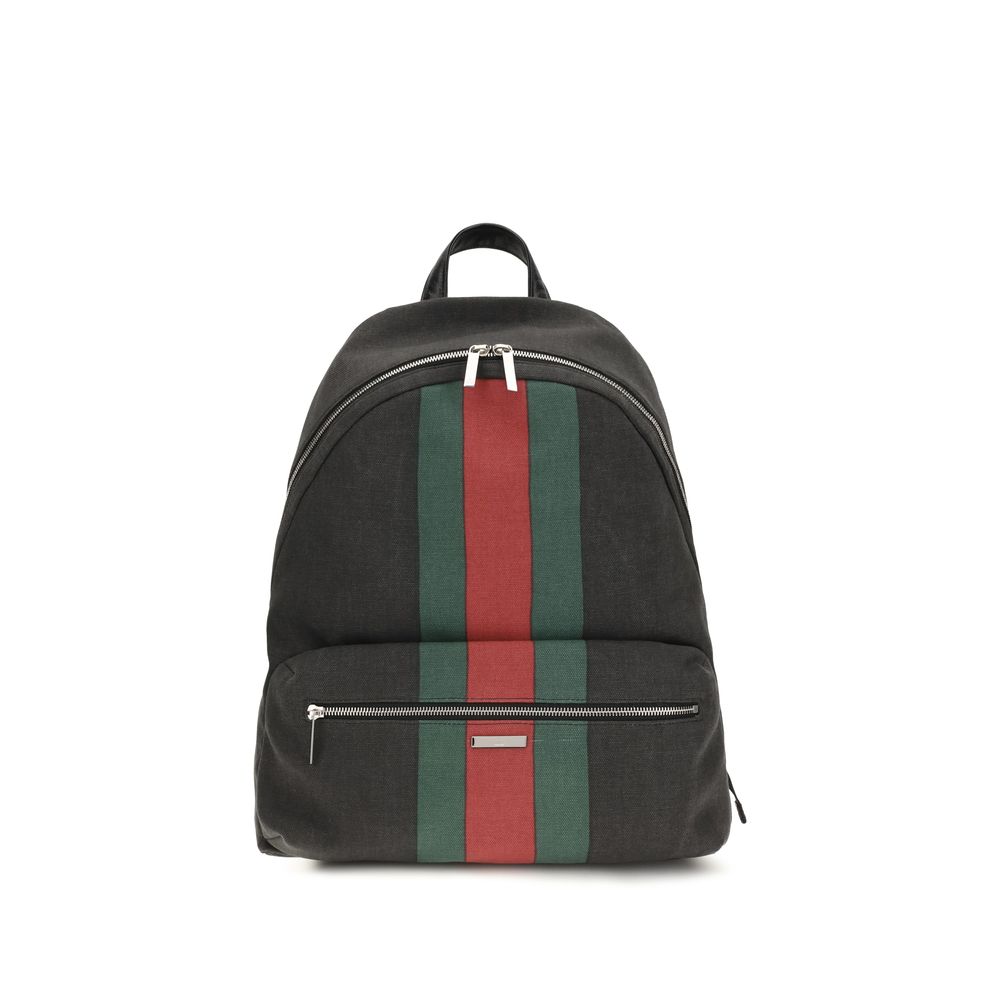 Sac à dos en tissu noir Gucci, avec logo emblématique, porté sur l'épaule, vue de face.