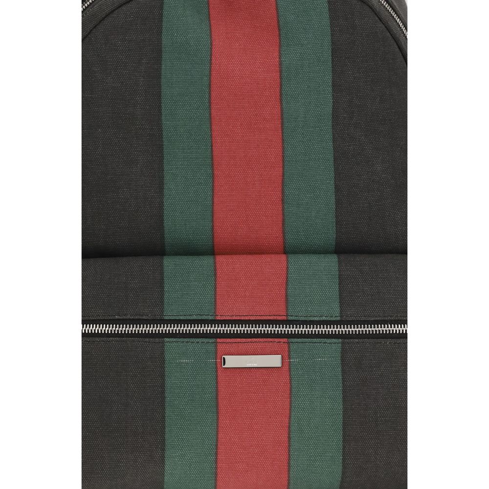 Sac à dos en tissu noir de la marque Gucci, avec logo et détails élégants, pour un style sophistiqué et pratique.