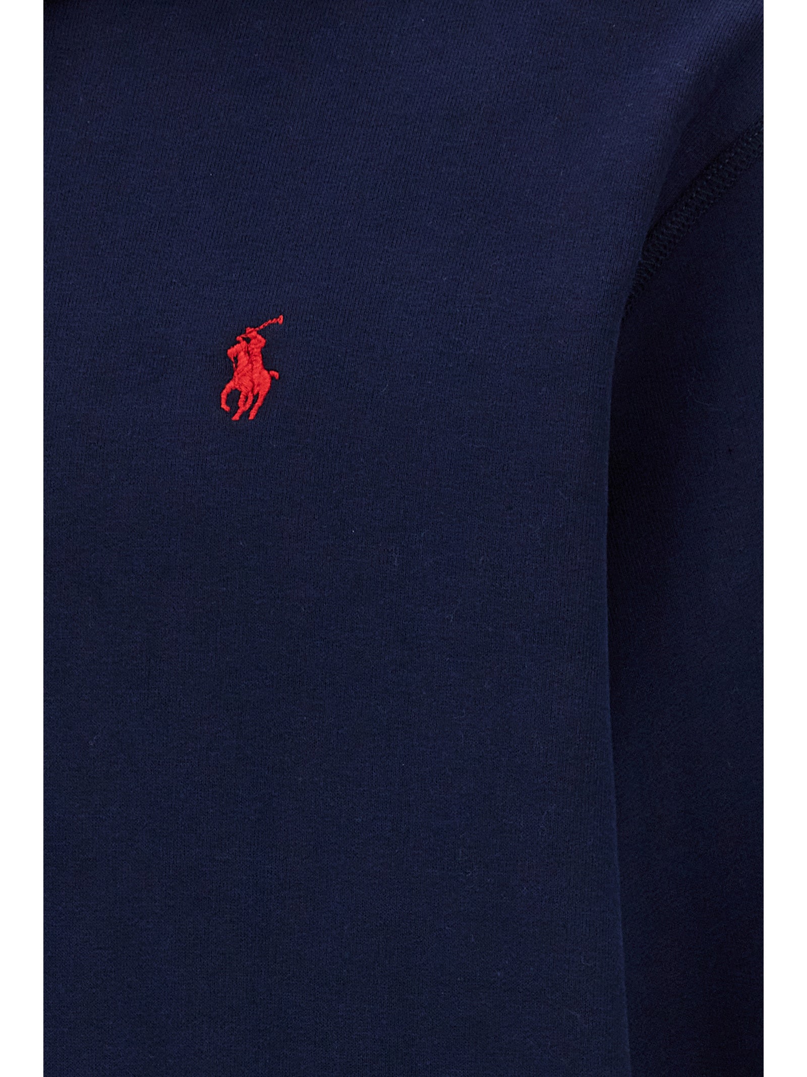 Sweatshirt en coton bleu Polo Ralph Lauren, coupe classique avec logo brodé sur la poitrine, portée décontractée.