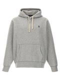 Sweat-shirt gris en coton de Polo Ralph Lauren, col rond et manches longues, porté sur un mannequin.