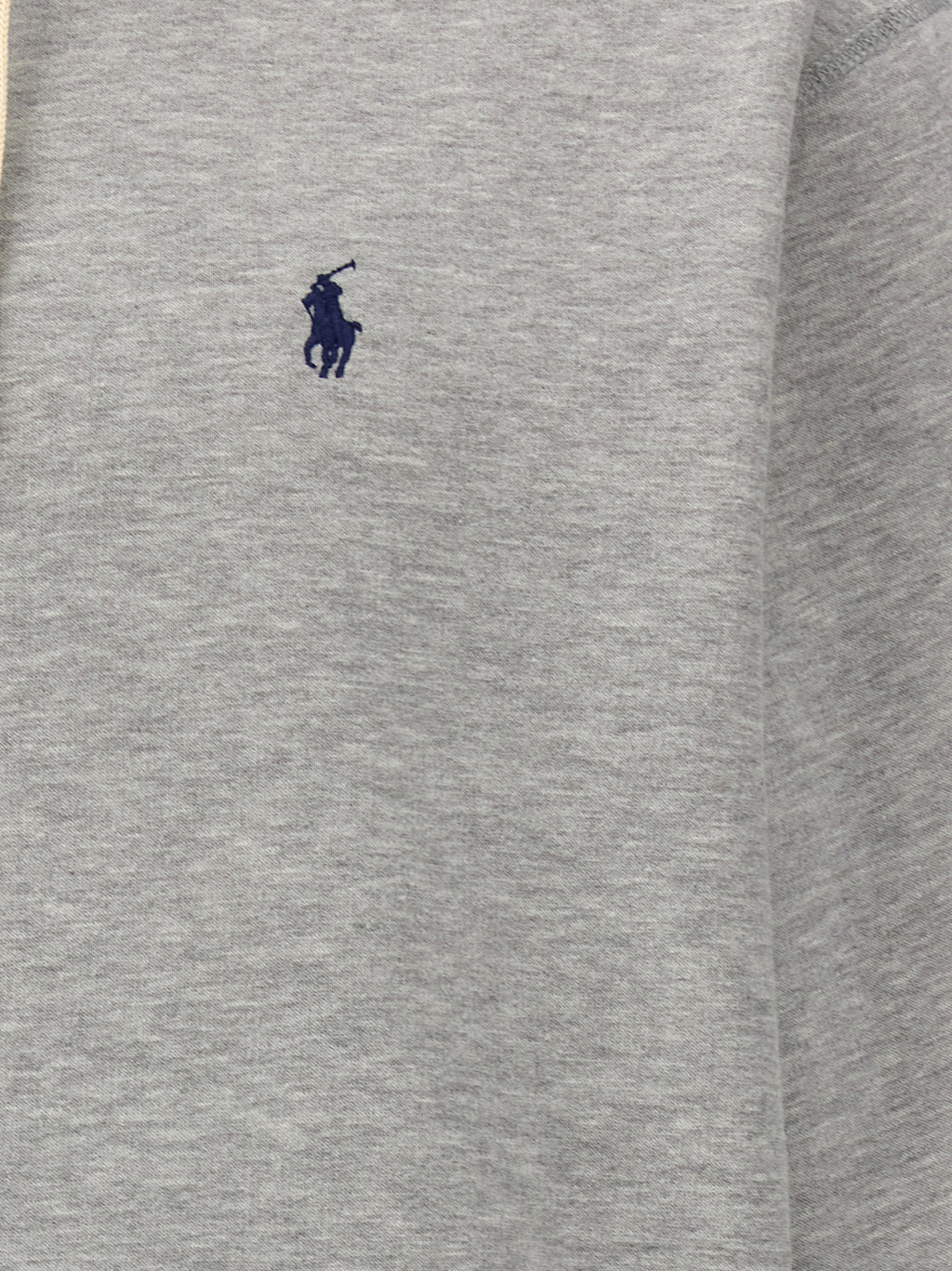 Sweat-shirt en coton gris de Polo Ralph Lauren, pull décontracté avec logo brodé sur la poitrine, porté sur un mannequin.