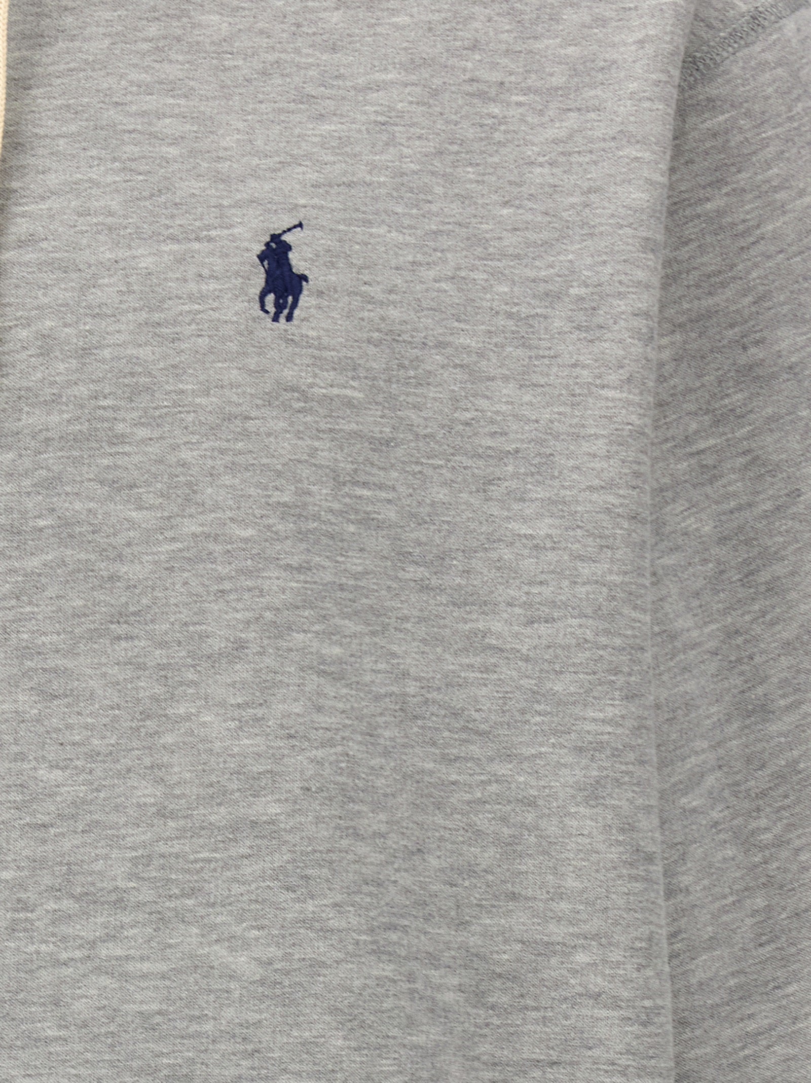 Sweat-shirt en coton gris de Polo Ralph Lauren, pull décontracté avec logo brodé sur la poitrine, porté sur un mannequin.