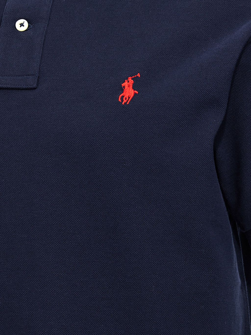 Chemise polo Ralph Lauren en coton bleu, vue rapprochée du haut de la chemise avec col et boutons visibles.