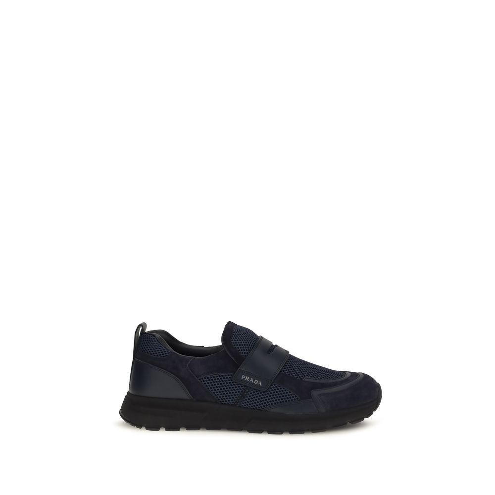 Basket en cuir de veau bleu Prada Bos Taurus, sneakers athlétiques élégants avec détails modernes, vue de face.