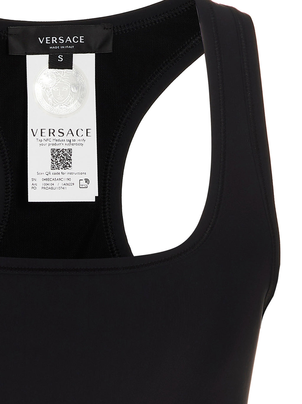 Soutien-gorge de sport noir en polyamide de Versace, avec design élégant et détails modernes visible sur l'image.