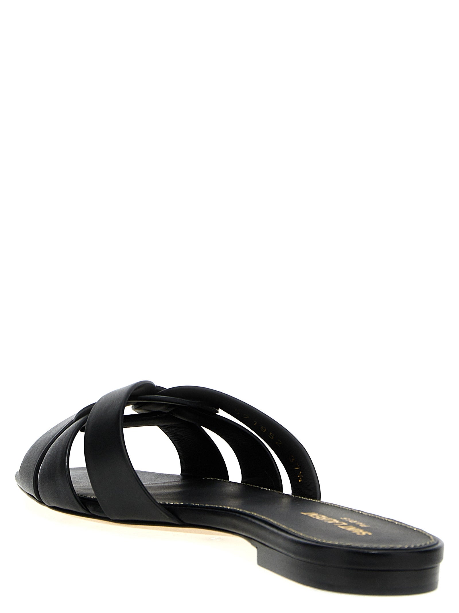 Sandales Saint Laurent en cuir de veau noir, élégantes et sophistiquées, avec design épuré et finition raffinée.