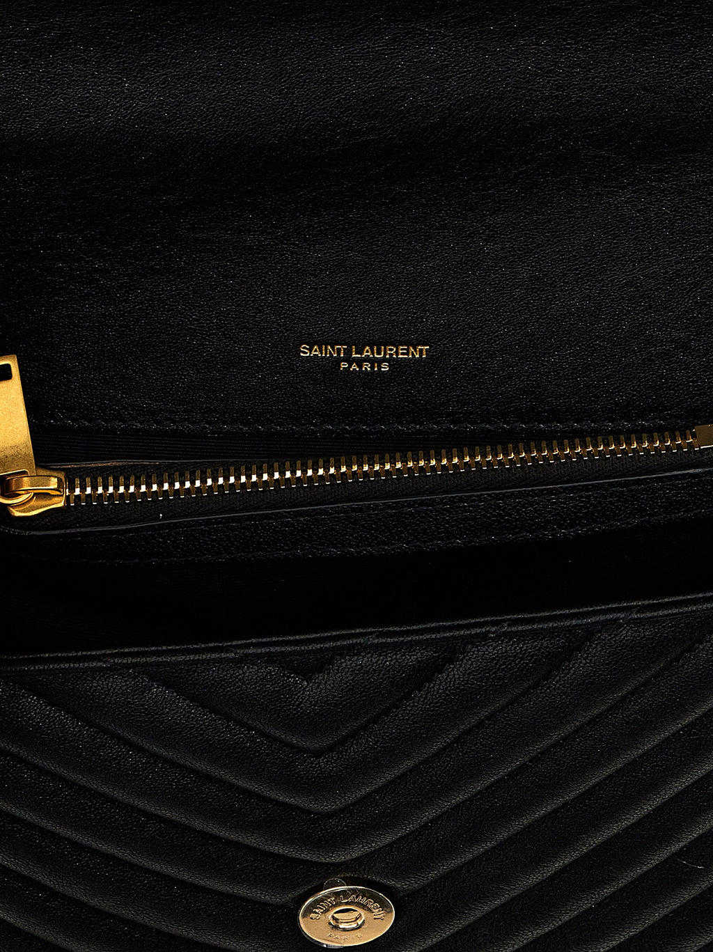 Sac à main bandoulière en cuir de veau noir de Saint Laurent, avec détails élégants et finition sophistiquée.