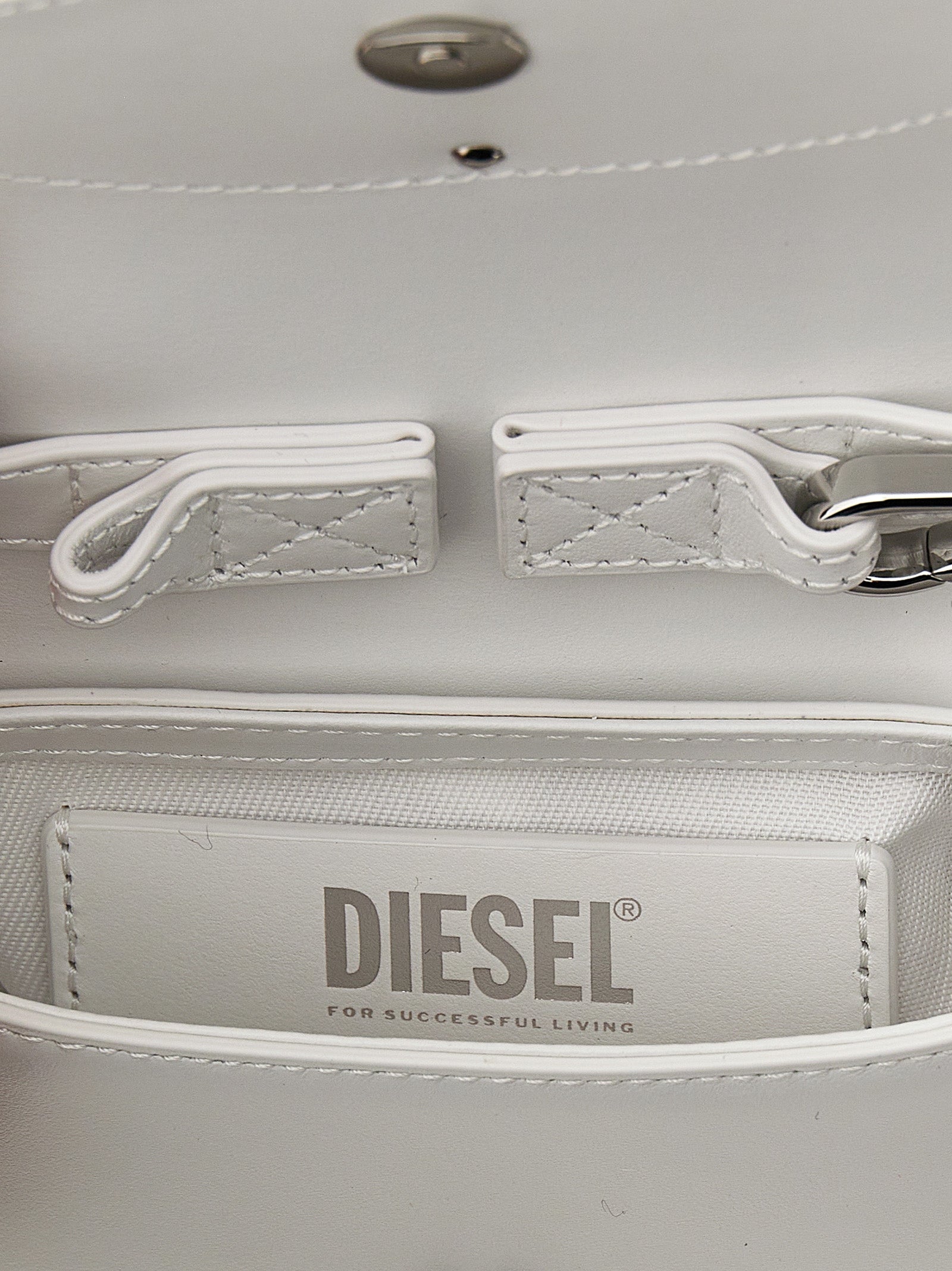 Sac à main Diesel en cuir de vache blanc, élégant avec détails modernes et poignées robustes.