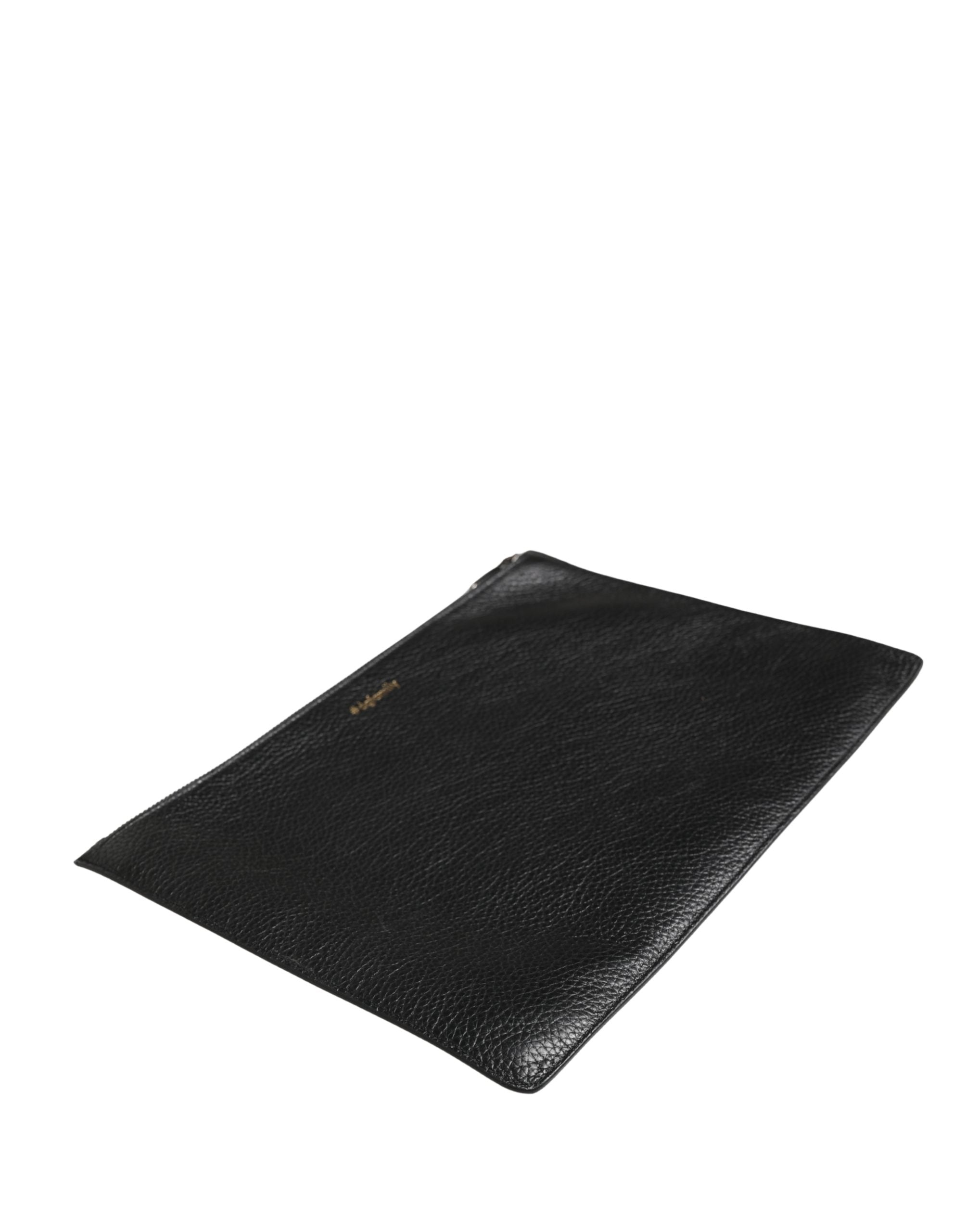 Sac clutch en cuir noir Dolce & Gabbana #DGFamily orné de détails embellis, élégant et sophistiqué.