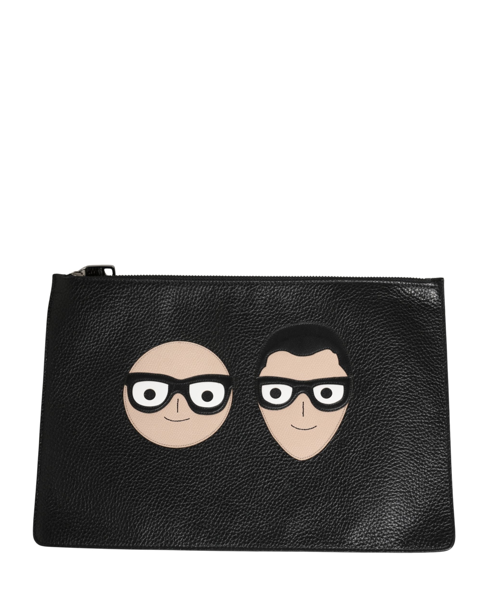Sac clutch en cuir noir Dolce & Gabbana #DGFamily orné de détails brodés, élégant et sophistiqué.